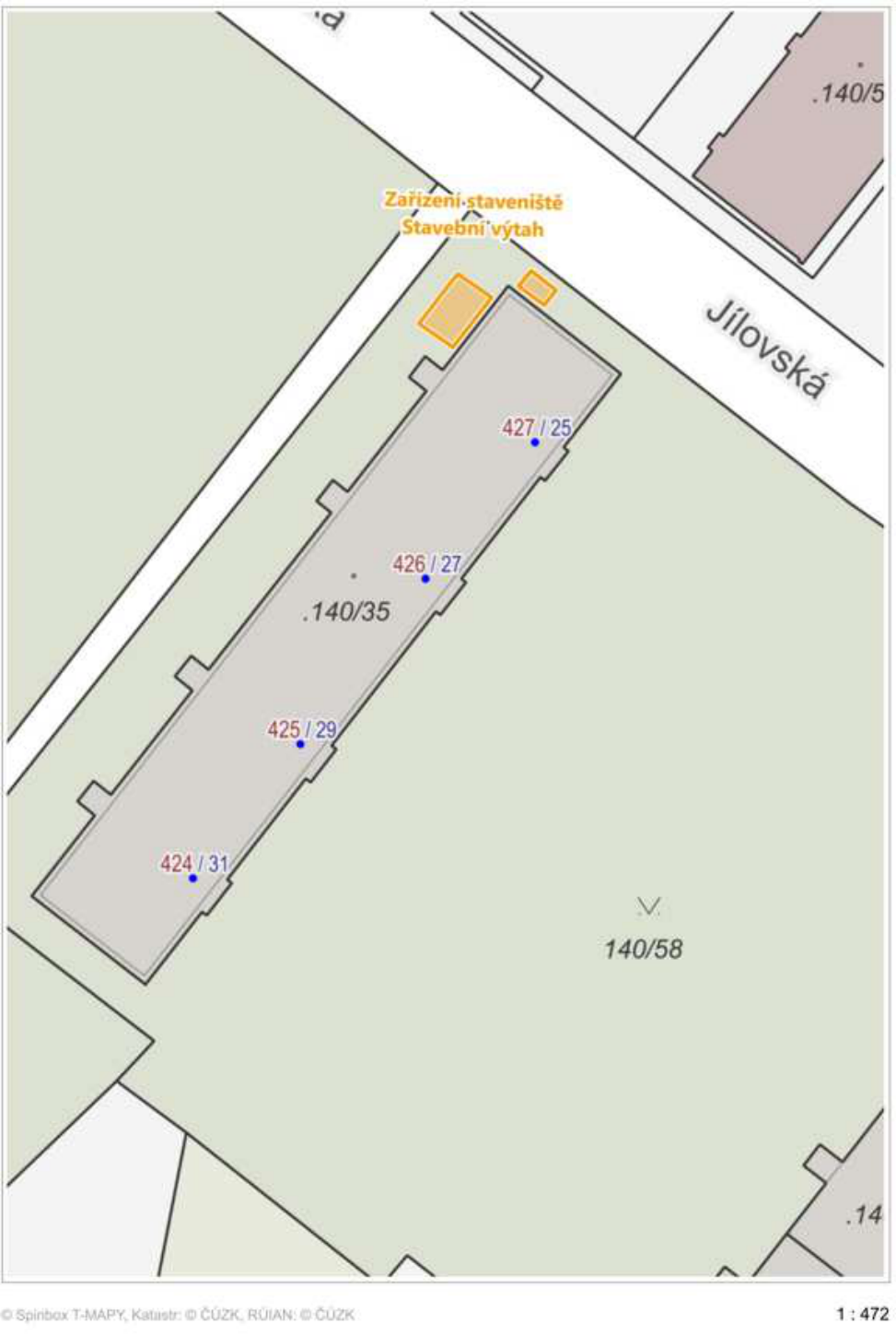 Koordinační situační výkres (záběr z katastrální mapy) se zakreslením zařízení staveniště a stavebního výtahu u budovy parc. č. 140/35.