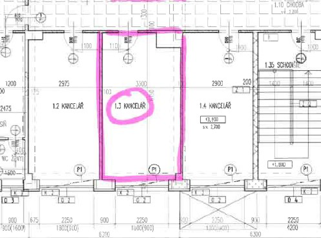 Výřez stavebního plánu (půdorysu) podlaží budovy. Zobrazené místnosti: 1.2 KANCELÁŘ, 1.3 KANCELÁŘ (zvýrazněna růžovým rámečkem), 1.4 KANCELÁŘ, 1.10 CHODBA a 1.35 SCHODIŠTĚ. U místnosti 1.4 je uvedena výška +3,600 a s.v. 2,700. U schodiště je uvedena výška +1,500. Plán obsahuje kótování šířek stěn a prostorů (např. 2975, 3300, 2900, 2250, 900).