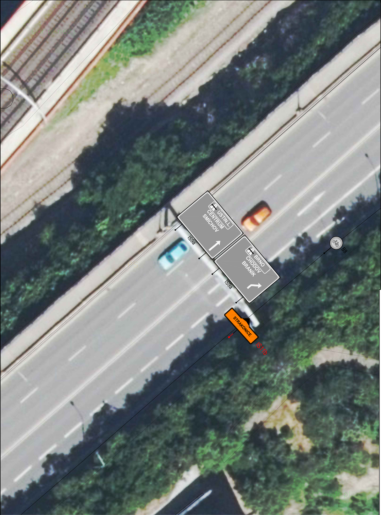 Situační nákres dopravního značení nad silnicí. Obsahuje dvě návěstní tabule (IS9a): levá tabule směruje na 'ÚSTIN.L', 'CENTRUM' a 'SMÍCHOV' (rovně), pravá tabule směruje na 'BRNO', 'CHODOV' a 'BRANÍK' (vpravo). Dále je zde oranžová tabule (IS11b) s nápisem 'STRAKONICE' a značka zákazu vjezdu cyklistů (B8).