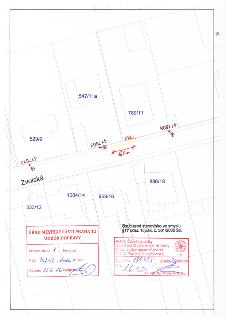 Situační nákres dopravního značení v ulici Zvolská, s vyznačeným úsekem o délce 5,0 m (parcely č. 547/11a, 789/11, 808/17, 886/18, 958/16, 1004/14, 333/12, 529…