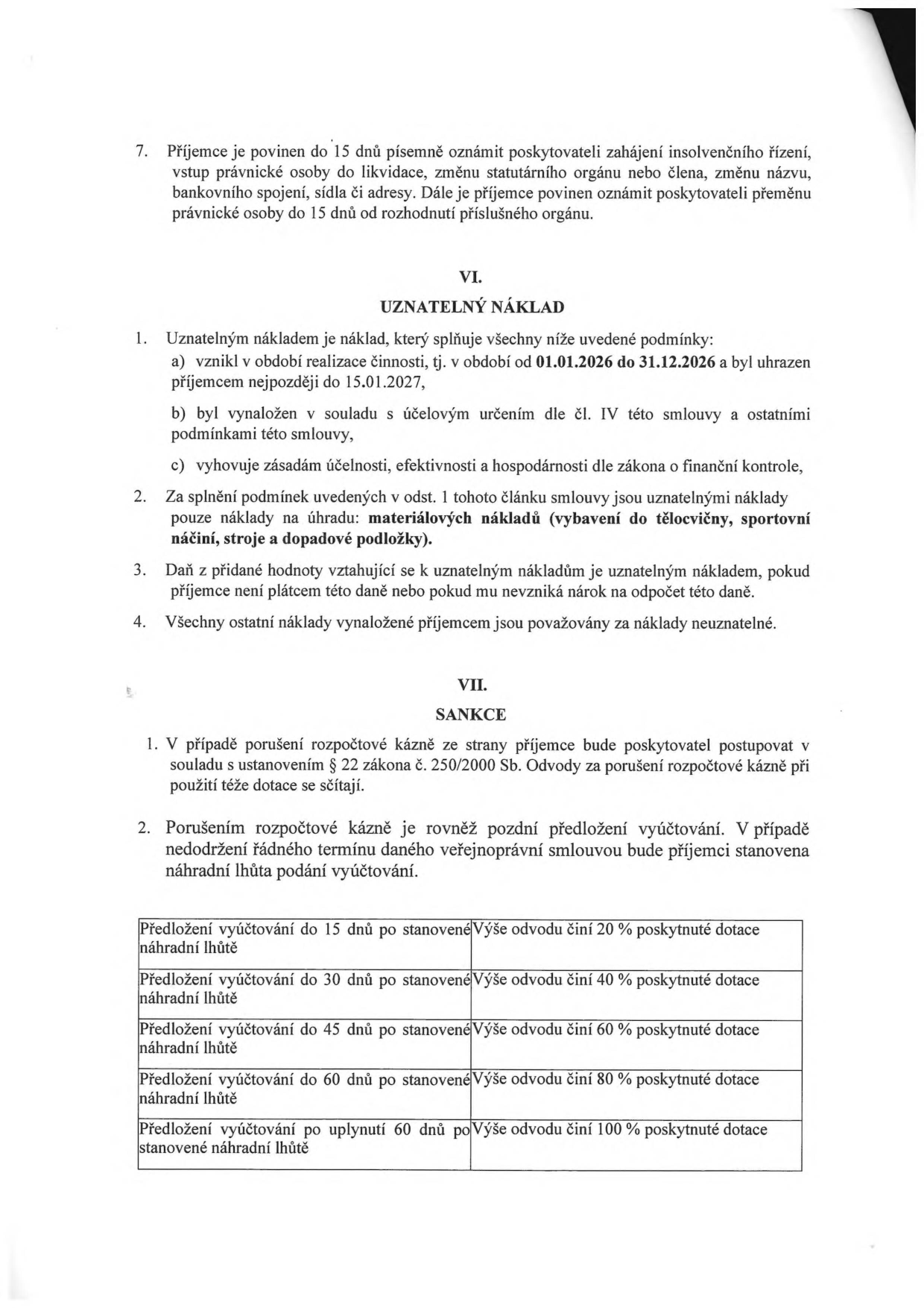 Výňatek ze smlouvy o poskytnutí dotace. Článek VI. Uznatelný náklad: definuje uznatelné náklady v období 01.01.2026 až 31.12.2026 (uhrazeno do 15.01.2027), zahrnuje pouze materiálové náklady (vybavení tělocvičny, sportovní náčiní, stroje a dopadové podložky). Článek VII. Sankce: definuje postihy za porušení rozpočtové kázně a pozdní předložení vyúčtování. Tabulka sankcí za pozdní předložení vyúčtování: 15 dní po lhůtě = 20 % dotace, 30 dní = 40 %, 45 dní = 60 %, 60 dní = 80 %, po 60 dnech = 100 % dotace. Bod 7: povinnost příjemce oznámit změny (insolvence, likvidace, změna názvu, sídla atd.) do 15 dnů.