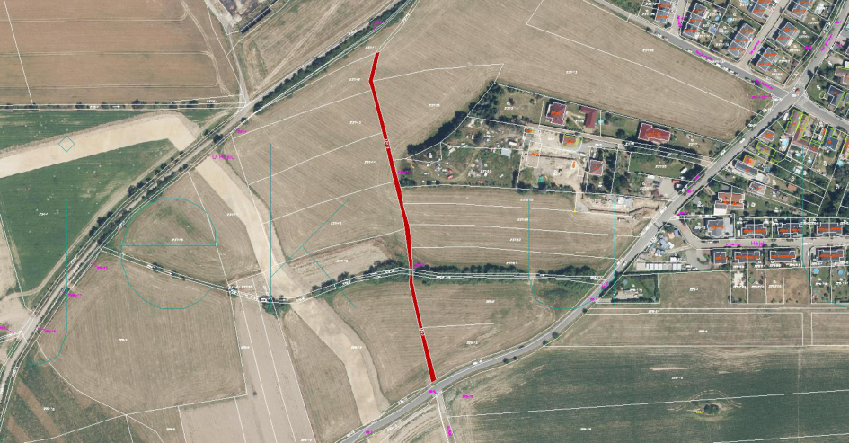 Ortofotomapa s vyznačeným červeným zákresem (pravděpodobně trasa inženýrské sítě nebo komunikace) přes zemědělské pozemky.