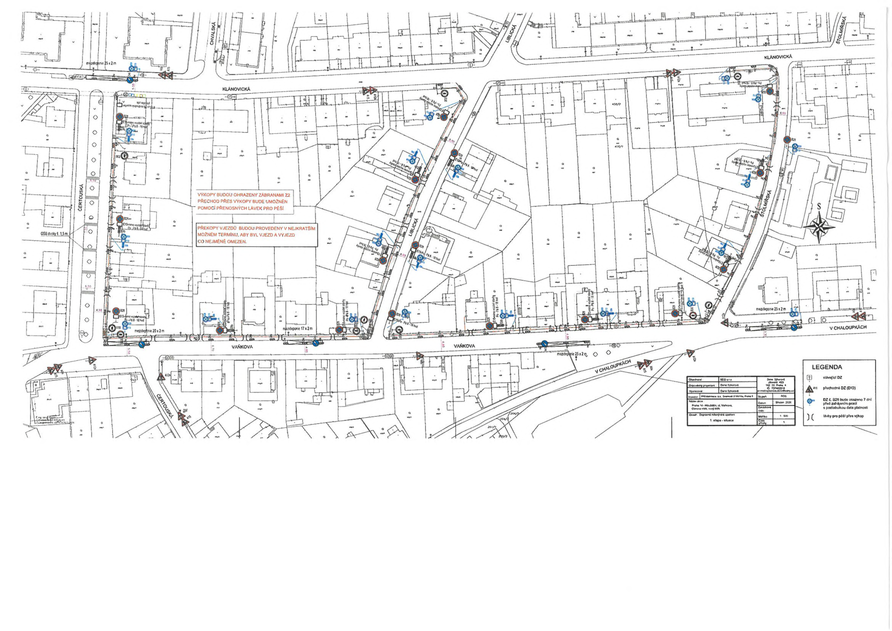 Situační výkres dopravního značení pro stavbu v lokalitě Praha (ulice Čertouská, Klánovická, Liblická, V Chaloupkách, Štolmířská). Výkres obsahuje zákresy dopravního značení, výkopových prací a uzavírek. Textové poznámky: 'VÝKOPY BUDOU OHRAZENY ZÁBRANAMI Z2. PŘECHOD PŘES VÝKOPY BUDE UMOŽNĚN POMOCÍ PŘENOSNÝCH LÁVEK PRO PĚŠÍ.' a 'PŘEKOPY VJEZDŮ BUDOU PROVEDENY V NEJKRATŠÍM MOŽNÉM TERMÍNU, ABY BYL VJEZD A VÝJEZD CO NEJMÉNĚ OMEZEN.' Legenda obsahuje značky pro přenosné dopravní značení (DZ) a informaci: 'DZ A 150 bude osazeno 7 dní před zahájením prací s potřebnou datovou platností'. V rohu je tabulka s informacemi o projektu (investor, zhotovitel, měřítko 1:500, datum).