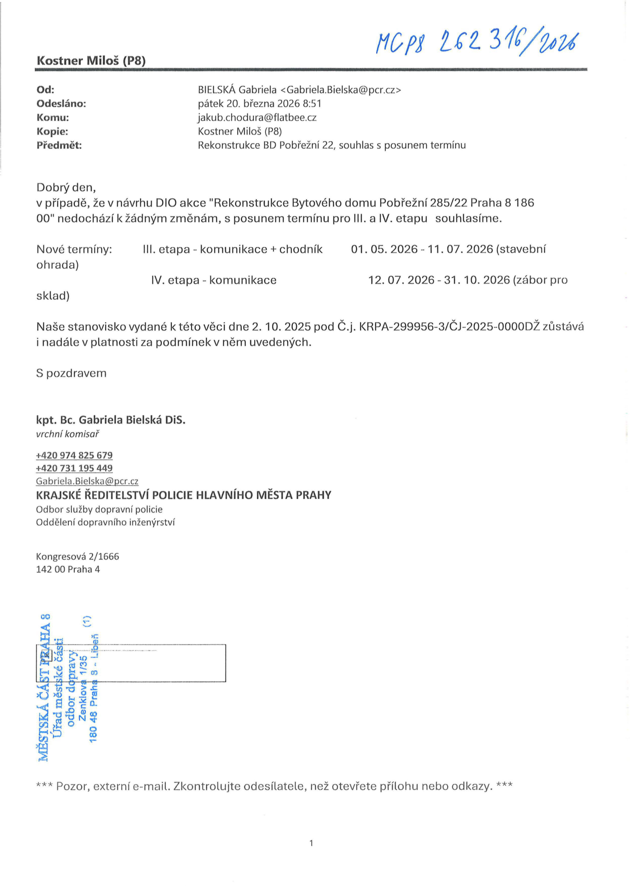 Úřední dokument (e-mailová komunikace) týkající se rekonstrukce BD Pobřežní 22, Praha 8. Odesílatel: BIELSKÁ Gabriela (Policie ČR), příjemce: Jakub Chodura, kopie: Miloš Kostner (P8). Předmět: Rekonstrukce BD Pobřežní 22, souhlas s posunem termínu. Policie ČR souhlasí s posunem termínů pro III. a IV. etapu za předpokladu, že nedochází k žádným změnám v návrhu DIO. Nové termíny: III. etapa (komunikace + chodník) 01. 05. 2026 – 11. 07. 2026 (stavební ohrada); IV. etapa (komunikace) 12. 07. 2026 – 31. 10. 2026 (zábor pro sklad). Původní stanovisko ze dne 2. 10. 2025 (č.j. KRPA-299956-3/ČJ-2025-0000DŽ) zůstává v platnosti. Dokument obsahuje kontaktní údaje na kpt. Bc. Gabrielu Bielskou (Krajské ředitelství policie hl. m. Prahy, odbor služby dopravní policie) a razítko Městské části Praha 8, úřad městské části, odbor dopravy, Zenklova 1/35, 180 48 Praha 8 - Libeň.