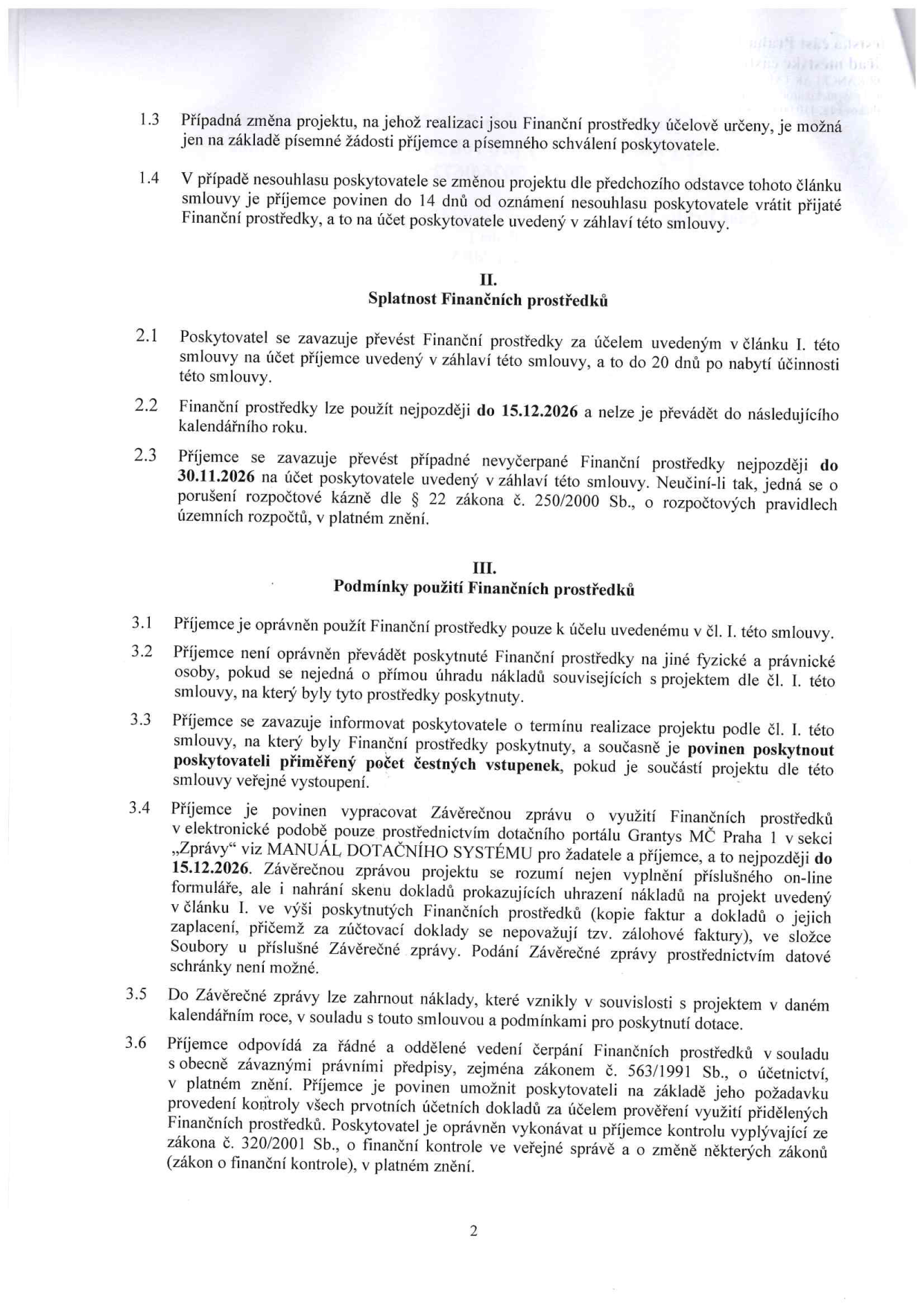 Druhá strana smlouvy o poskytnutí finančních prostředků. Obsahuje body 1.3 a 1.4 (změna projektu), článek II. 'Splatnost Finančních prostředků' (body 2.1 až 2.3, termíny do 15.12.2026 a 30.11.2026) a článek III. 'Podmínky použití Finančních prostředků' (body 3.1 až 3.6, týkající se účelu, zákazu převodu, informování o realizaci, vypracování Závěrečné zprávy přes portál Granty MČ Praha 1 a vedení účetnictví dle zákona č. 563/1991 Sb. a 320/2001 Sb.).