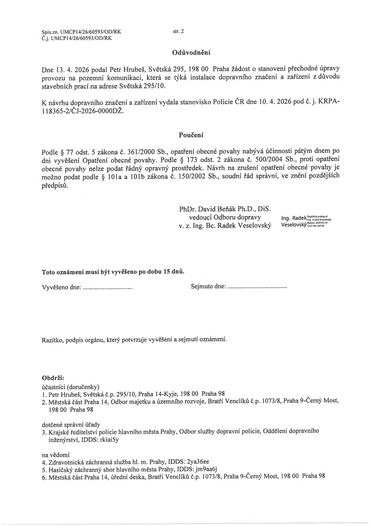 Druhá strana úředního oznámení (spis. zn. UMCP14/26/60593/OD/RK). Obsahuje odůvodnění žádosti Petra Hruběše (Světská 295, Praha) o stanovení přechodné úpravy provozu na pozemní komunikaci z důvodu stavebních prací na adrese Světská 295/10, podložené stanoviskem Policie ČR ze dne 10. 4. 2026. Dále obsahuje poučení o právních prostředcích, podpisy (PhDr. David Beňák Ph.D., DiS. a Ing. Bc. Radek Veselovský), prostor pro potvrzení vyvěšení a sejmutí oznámení a seznam adresátů (Petr Hruběš, Městská část Praha 14, Krajské ředitelství policie hl. m. Prahy, Zdravotnická záchranná služba hl. m. Prahy, Hasičský záchranný sbor hl. m. Prahy).