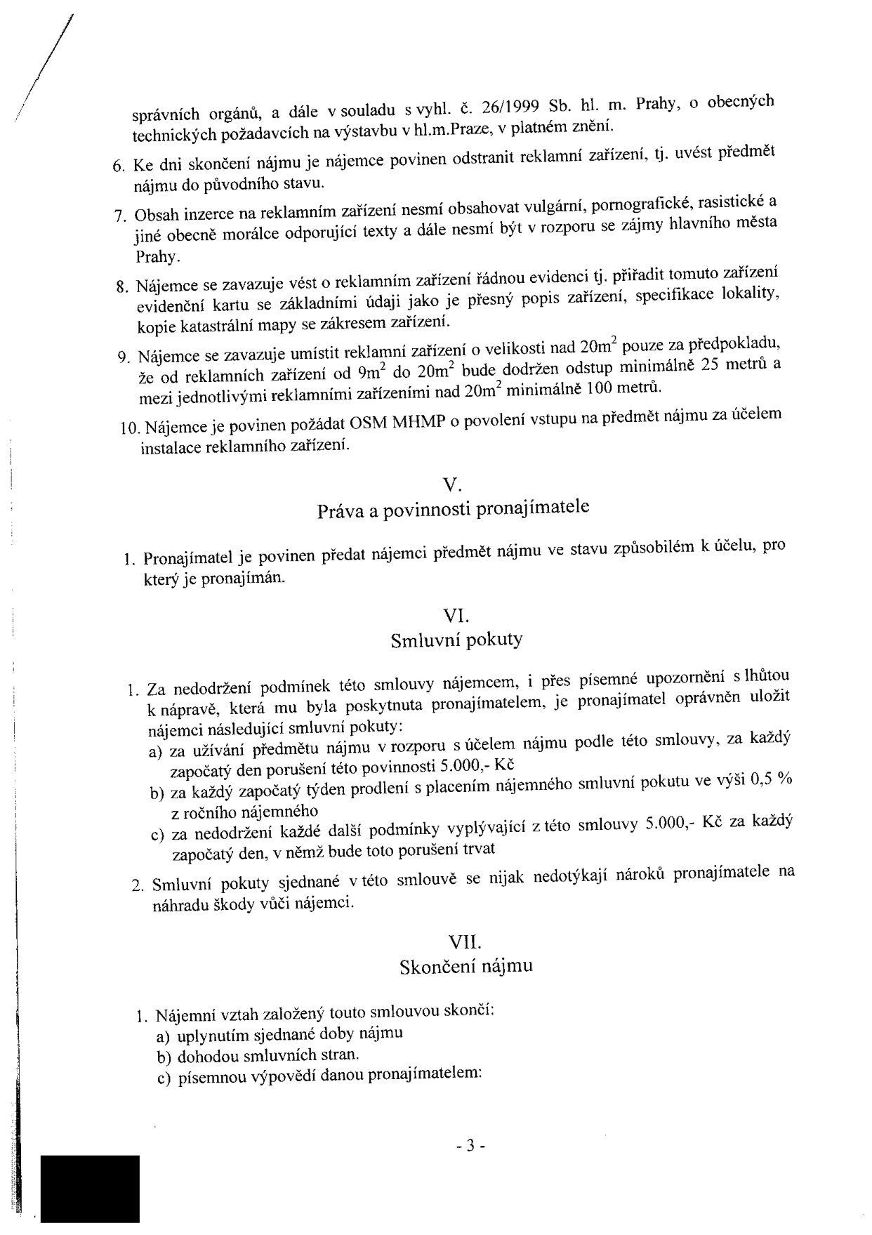 Strana 3 smlouvy o nájmu reklamního zařízení. Obsahuje body 6-10 článku IV (povinnosti nájemce, např. odstranění zařízení po skončení nájmu, zákaz vulgárního obsahu, vedení evidence, pravidla pro rozestupy mezi zařízeními, povinnost žádat o povolení), článek V (Práva a povinnosti pronajímatele), článek VI (Smluvní pokuty: 5 000 Kč za den při užívání v rozporu s účelem, 0,5 % z ročního nájemného za týden prodlení s platbou, 5 000 Kč za den za ostatní porušení) a článek VII (Skončení nájmu: uplynutím doby, dohodou nebo výpovědí).