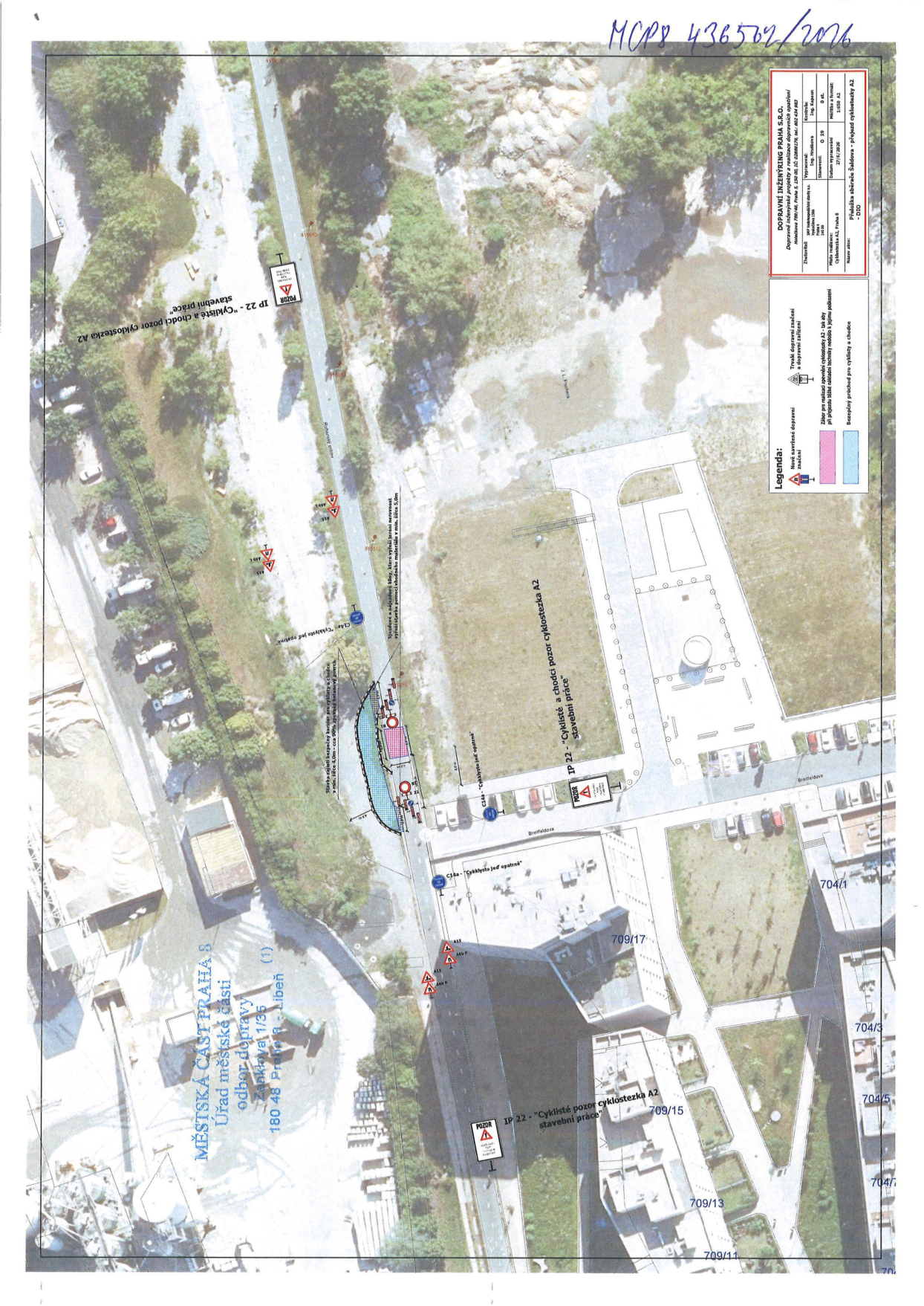 Situační plán dopravního značení pro cyklostezku A2 v Praze. Dokument obsahuje: 
- Název úřadu: MĚSTSKÁ ČÁST PRAHA 8, Úřad městské části, odbor dopravy, Zenklova 1/35, 180 48 Praha 8 - Libeň.
- Informace o projektu: Dopravní inženýring Praha s.r.o., projekt 'Cyklostezka A2', datum 27/4/2026, formát A2, číslo jednací MCP8 436502/2026.
- Legenda: Červená barva značí nově navržené dopravní značení, modrá barva značí zábor pro realizaci cyklostezky A2 (případně těžké techniky), žlutá barva značí bezpečný průchod pro cyklisty a chodce.
- Texty v plánu: 'IP 22 - Cyklisté a chodci pozor cyklostezka A2 stavební práce', 'C3a - Cyklisté jeď opatrně', 'Stavba zajistí bezpečný koridor pro cyklisty a chodce v min. šířce 4,0m - cca 90m (zpevněný betonový povrch)', 'Vjezdové a výjezdové brány, které vymezují prostor staveniště a průjezd cyklistů a chodců v min. šířce 3,0m'.