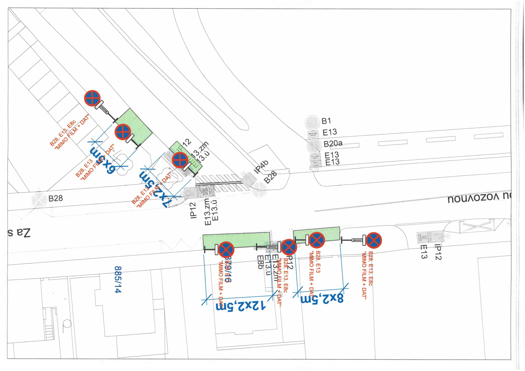 Dopravní situační nákres vyznačující parkovací zóny a zákazové značky podél komunikace.
