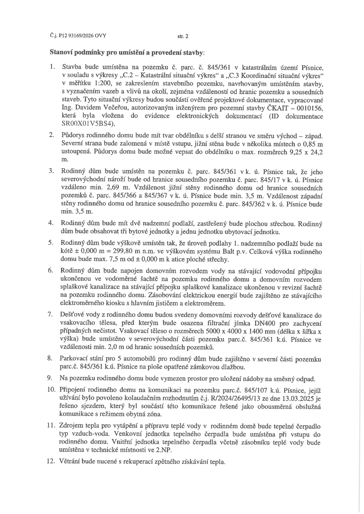 Dokument 'Stanoví podmínky pro umístění a provedení stavby' (str. 2, č.j. P12 93169/2026 OVY). Obsahuje 12 bodů: 1. Umístění na pozemku č. parc. 845/361 v k.ú. Písnice dle projektové dokumentace Ing. Davida Večeře (ID SR00X01V5BS4). 2. Půdorys obdélníkový, max. rozměry 9,25 x 24,2 m. 3. Odstupové vzdálenosti od sousedních pozemků (min. 2,69 m až 3,5 m). 4. Dvě nadzemní podlaží, plochá střecha, 3 bytové jednotky a 1 ubytovací jednotka. 5. Výškové umístění: ± 0,000 m = 299,80 m n.m., celková výška 7,5 m. 6. Napojení na inženýrské sítě (vodovod, kanalizace, elektřina). 7. Dešťová voda řešena vsakovacím tělesem (5000 x 4000 x 1400 mm) s filtrační jímkou DN400. 8. Parkování pro 5 automobilů v severní části pozemku. 9. Prostor pro nádoby na směsný odpad. 10. Připojení na komunikaci na pozemku parc.č. 845/107 (dle kolaudačního rozhodnutí č.j. R/2024/26495/13 ze dne 13.03.2025). 11. Vytápění tepelným čerpadlem vzduch-voda. 12. Nucené větrání s rekuperací.