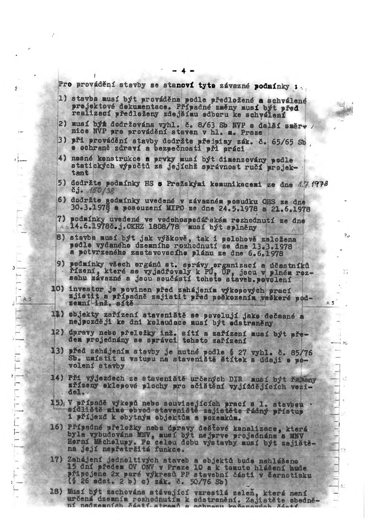 Dokument obsahuje seznam 18 závazných podmínek pro provádění stavby:
1) Stavba musí být prováděna podle schválené projektové dokumentace.
2) Dodržování vyhl. č. 8/63 Sb NVP a dalších směrnic NVP pro provádění staveb v hl. m. Praze.
3) Dodržení předpisů zák. č. 65/65 Sb. o ochraně zdraví a bezpečnosti při práci.
4) Nosné konstrukce musí být dimenzovány podle statických výpočtů.
5) Dodržení podmínek HS s Pražskými komunikacemi ze dne 4. 7. 1978 č.j. 150/38.
6) Dodržení podmínek posudku OHS ze dne 30. 3. 1978 a posouzení MIPO ze dne 24. 5. 1978 a 21. 6. 1978.
7) Dodržení podmínek vodohospodářského rozhodnutí ze dne 14. 6. 1978 č. OKHZ 1808/78.
8) Stavba musí být výškově i polohově založena podle územního rozhodnutí ze dne 13. 3. 1978 a zastavovacího plánu ze dne 6. 6. 1978.
9) Podmínky orgánů státní správy a účastníků řízení jsou závazné.
10) Investor je povinen před zahájením výkopových prací zjistit a zajistit podzemní inženýrské sítě.
11) Objekty zařízení staveniště musí být po kolaudaci odstraněny.
12) Úpravy nebo přeložky inž. sítí musí být projednány se správci.
13) Před zahájením stavby umístit u vstupu na staveniště štítek s údaji o povolení stavby (dle § 27 vyhl. č. 85/76 Sb.).
14) Při výjezdech ze staveniště zřídit zpevněné plochy pro očištění vozidel.
15) Zajistit přístup a příjezd k obytným objektům a pozemkům v případě výkopů.
16) Přeložky nebo úpravy dešťové kanalizace projednat s MNV Horní Měcholupy.
17) Zahájení staveb hlásit 15 dní předem OV ONV v Praze 10 s přiložením výkresů (dle § 26 odst. 2 b) c) zák. č. 50/76 Sb.).
18) Zachovat stávající vzrostlou zeleň, která není určena k odstranění.