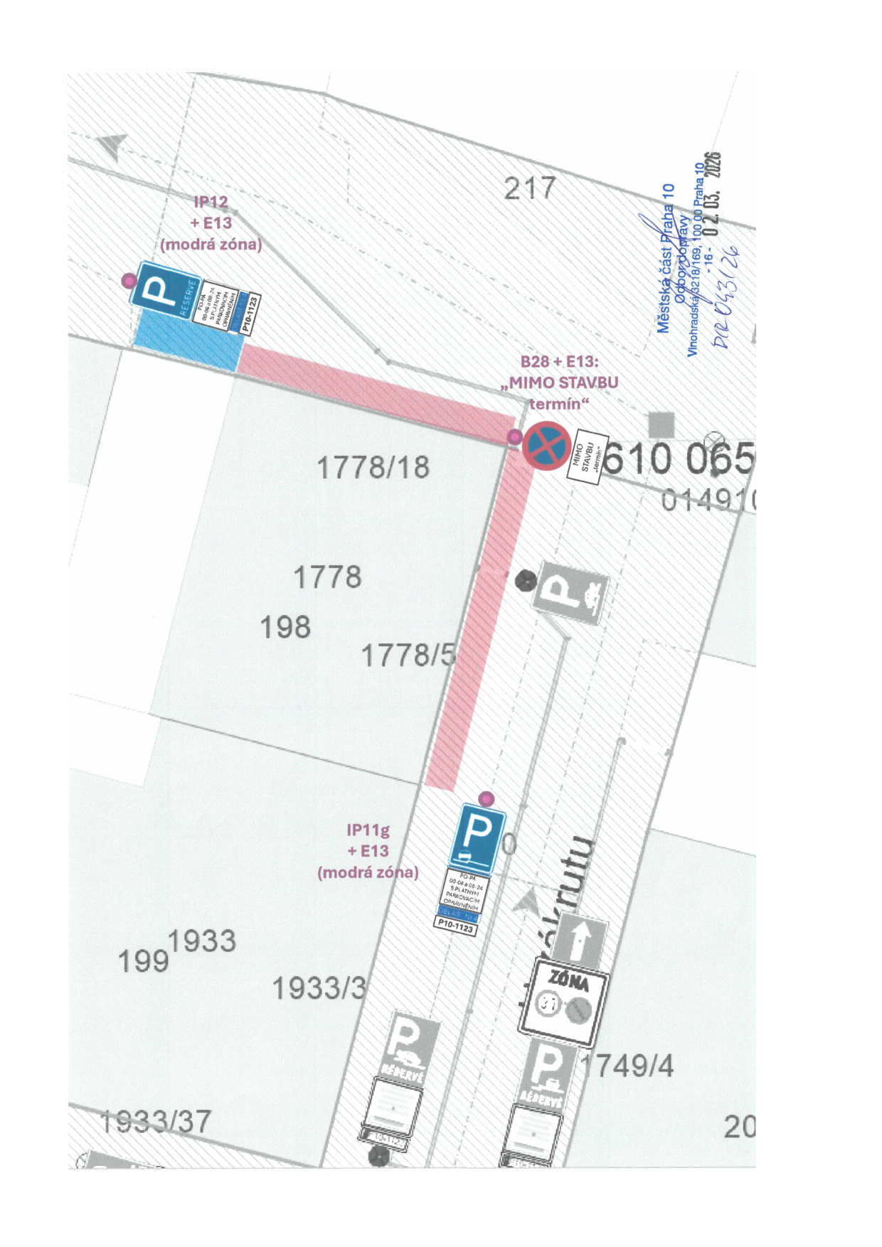 Situační nákres dopravního značení v ulici s vyznačením parkovacích zón a zákazu zastavení.