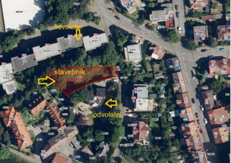 Ortofoto mapa s vyznačeným pozemkem stavebníka a okolními nemovitostmi odvolatelů v rámci stavebního řízení.