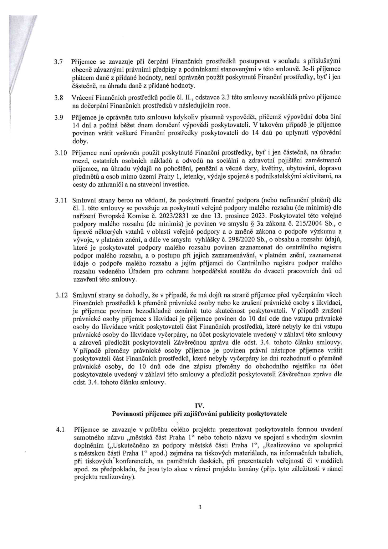 Strana 3 smlouvy o poskytnutí finančních prostředků. Obsahuje body 3.7 až 3.12 a bod 4.1. Klíčové informace: 3.7 - zákaz použití prostředků na DPH, 3.9 - výpovědní lhůta 14 dní, 3.10 - omezení použití prostředků (mzdy, osobní náklady, pohoštění, dary, ubytování, doprava mimo Prahu 1, stavební investice), 3.11 - informace o veřejné podpoře malého rozsahu (de minimis) dle nařízení EU 2023/2831, 3.12 - postup při zrušení nebo přeměně právnické osoby příjemce, 4.1 - povinnost publicity projektu (uvedení názvu 'městská část Praha 1' na tiskovinách, informačních tabulích, konferencích atd.).