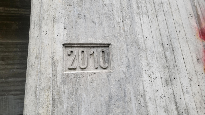 Fotografie betonové konstrukce s vyraženým letopočtem 2010.