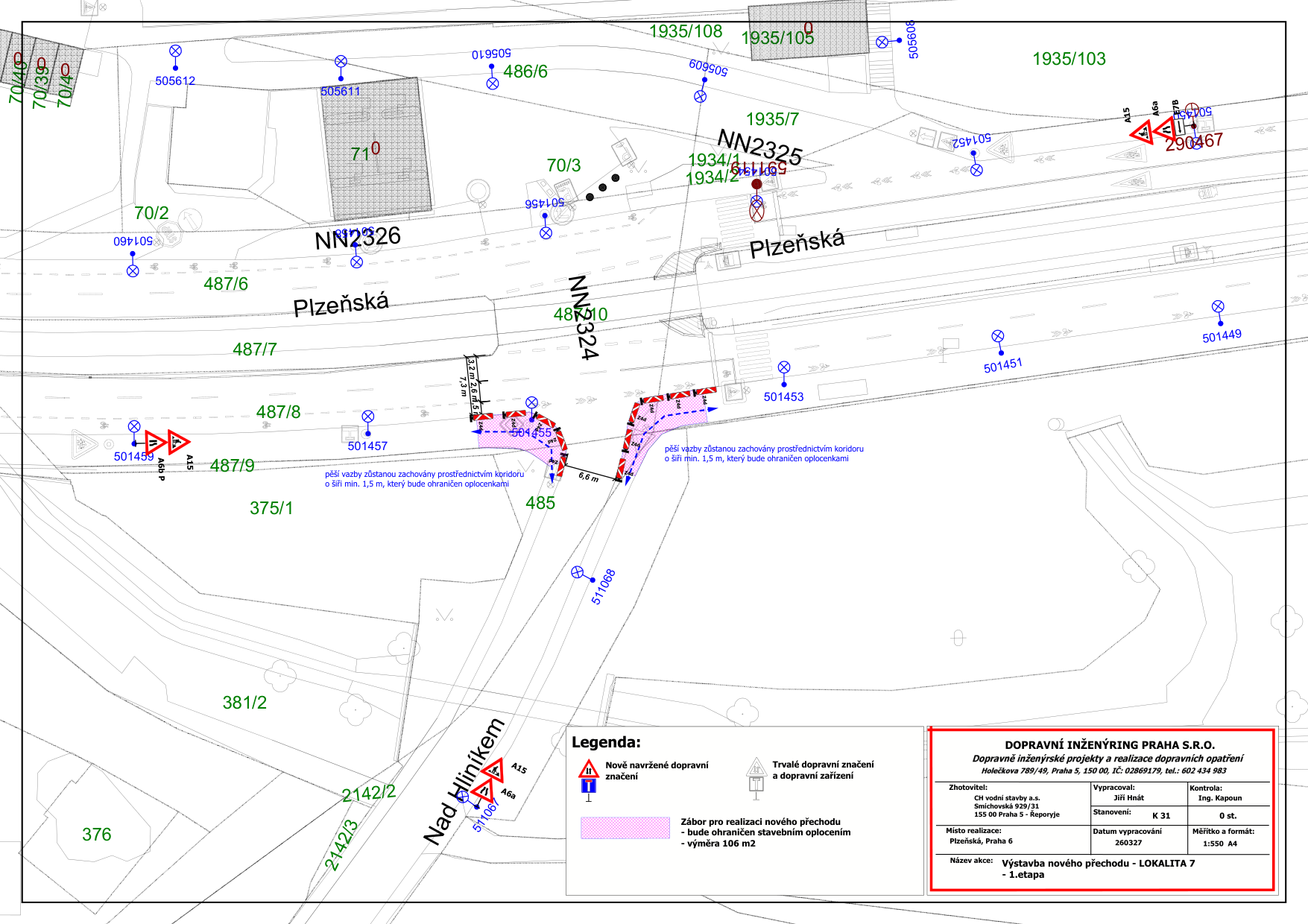 Situační plán dopravního značení pro výstavbu nového přechodu (Lokalita 7, 1. etapa) na ulici Plzeňská v Praze 6. Dokument obsahuje katastrální čísla pozemků (např. 487/6, 487/7, 487/8, 487/9, 375/1, 381/2, 2142/2, 2142/3, 70/2, 70/3, 486/6, 1935/7, 1935/103, 1935/105, 1935/108, 1934/1, 1934/2), čísla dopravních značek a označení NN2324, NN2325, NN2326. Vyznačeny jsou koridory pro pěší o šířce min. 1,5 m a zábor pro realizaci přechodu o výměře 106 m2. V pravém dolním rohu je tabulka s informacemi: DOPRAVNÍ INŽENÝRING PRAHA S.R.O., Holečkova 789/49, Praha 5, IČ: 02869179, tel: 602 434 983. Zhotovitel: CH vodní stavby a.s., Smíchovská 929/31, 155 00 Praha 5 - Řeporyje. Vypracoval: Jiří Hnát, Kontrola: Ing. Kapoun, Stanovení: K 31, Datum vypracování: 260327, Měřítko: 1:550 A4. Název akce: Výstavba nového přechodu - LOKALITA 7 - 1. etapa.
