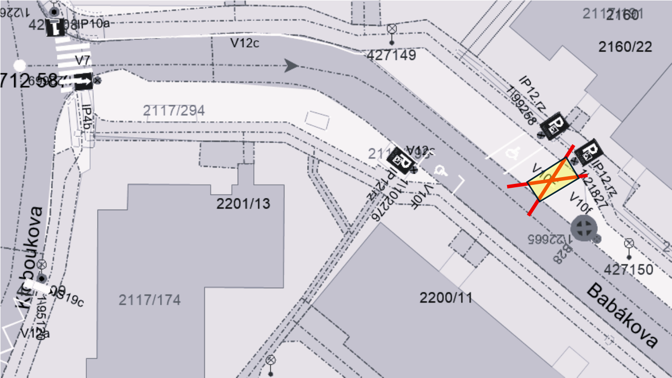 Situační nákres dopravního značení v ulici Babákova. Mapa zobrazuje parkovací místa (označená značkami IP 12 a V 10f), přechod pro chodce (V7), vodorovné dopravní značení a čísla parcel (např. 2117/294, 2201/13, 2200/11, 2160/22). Jedno parkovací místo je zvýrazněno červeným přeškrtnutím.