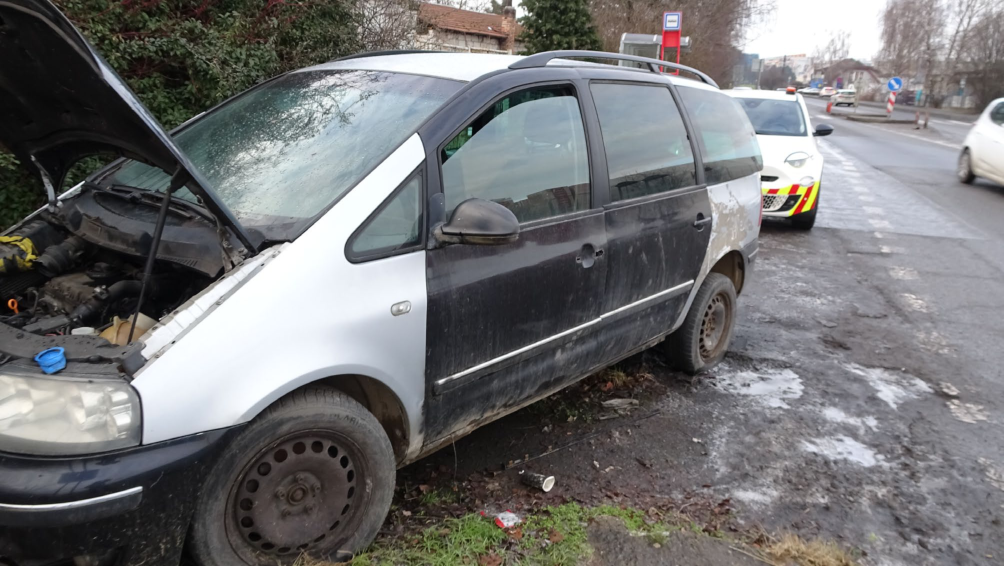 Fotografie poškozeného osobního automobilu odstaveného u silnice.
