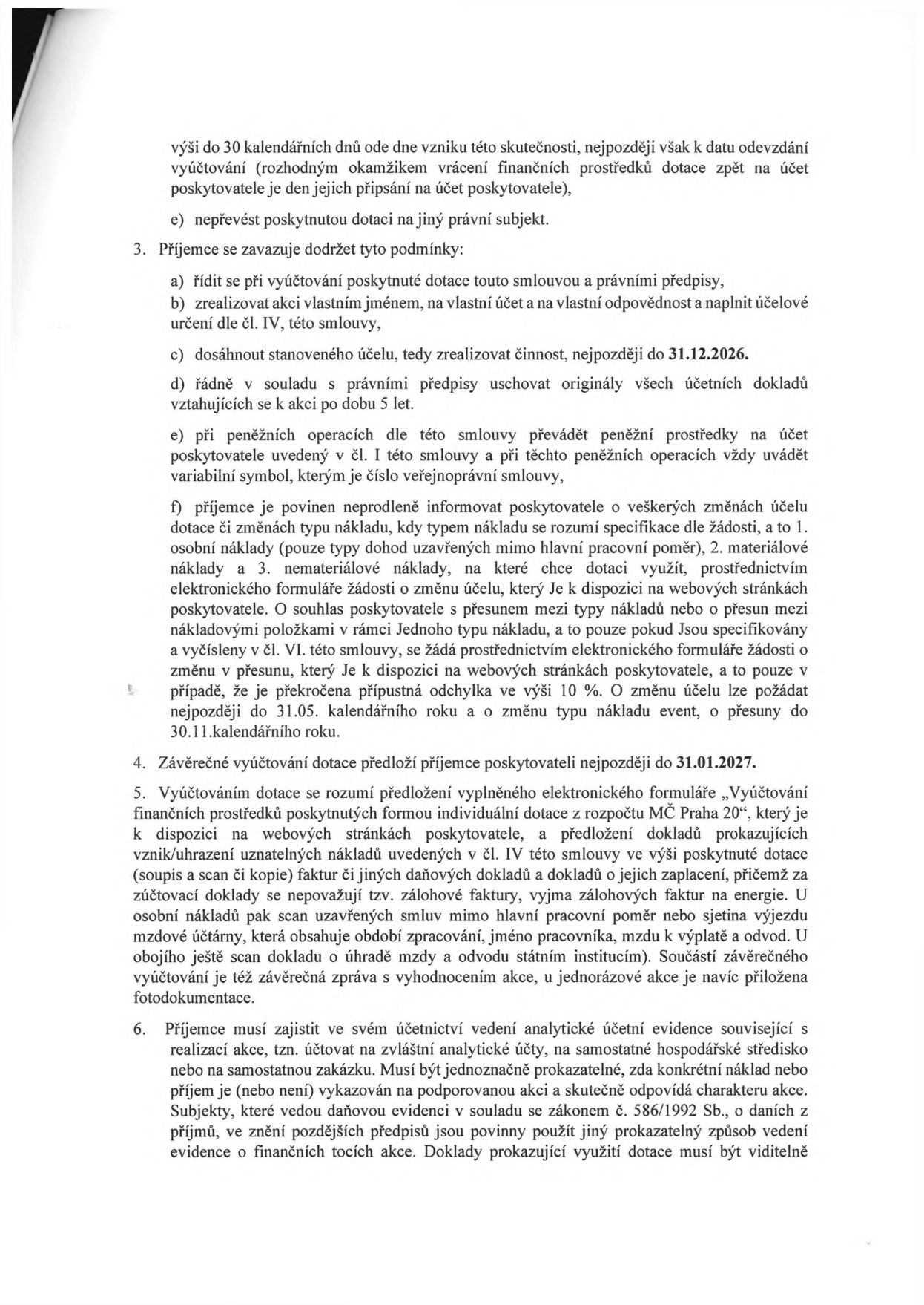 Výňatek ze smlouvy o poskytnutí dotace: 3. Příjemce se zavazuje dodržet tyto podmínky: a) řídit se vyúčtováním, b) zrealizovat akci vlastním jménem, c) dosáhnout účelu do 31.12.2026, d) uschovat doklady po dobu 5 let, e) při operacích uvádět variabilní symbol, f) informovat o změnách účelu či typu nákladu (osobní, materiálové, nemateriálové) dle pravidel (změna účelu do 31.05., změna typu nákladu do 30.11.). 4. Závěrečné vyúčtování předložit do 31.01.2027. 5. Specifikace vyúčtování: elektronický formulář 'Vyúčtování finančních prostředků poskytnutých formou individuální dotace z rozpočtu MČ Praha 20', doložení faktur, smluv, mzdových listů a závěrečné zprávy s fotodokumentací. 6. Povinnost vést analytickou účetní evidenci pro danou akci.