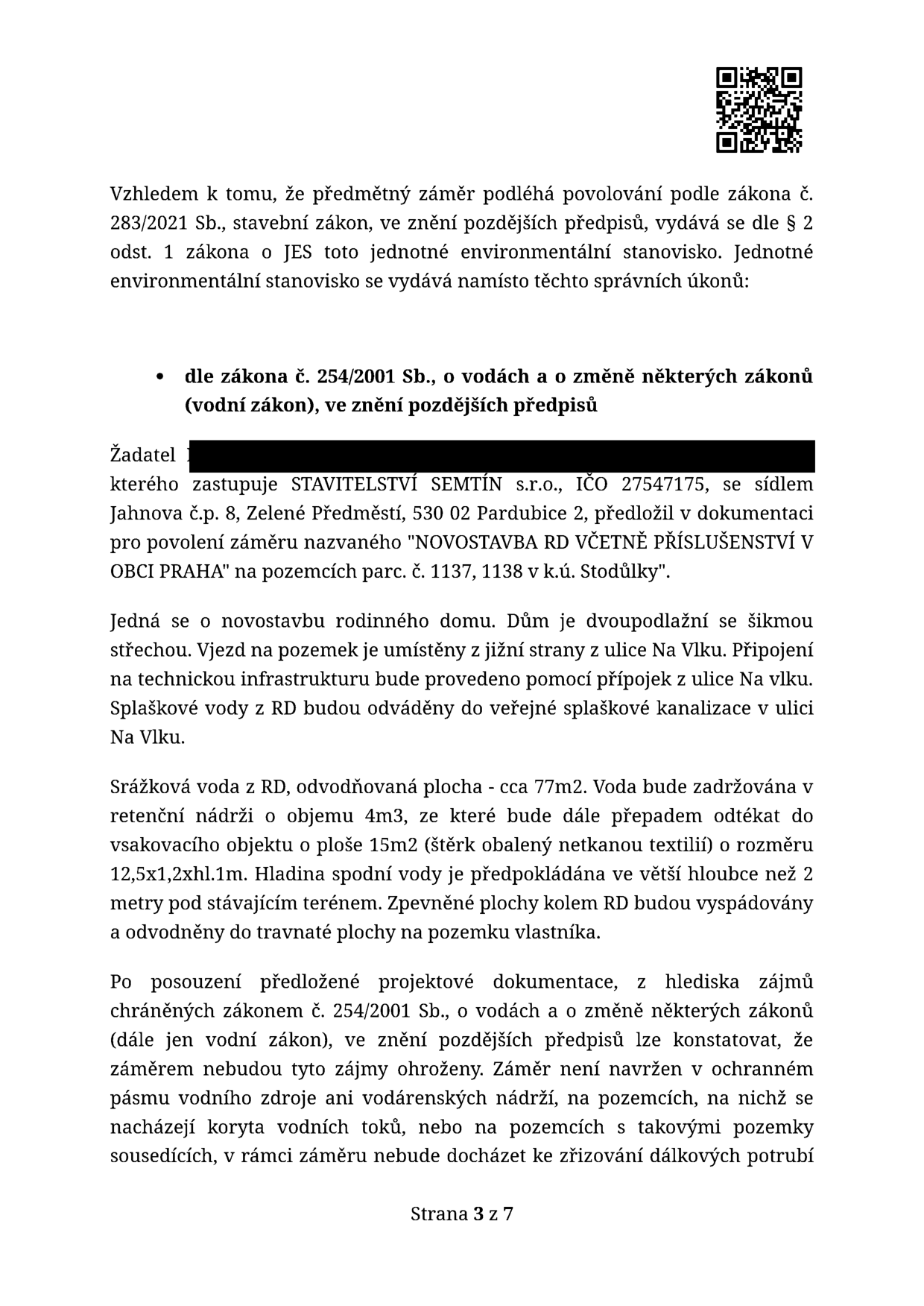 Strana 3 z 7 dokumentu o vydání jednotného environmentálního stanoviska (JES) pro záměr 'NOVOSTAVBA RD VČETNĚ PŘÍSLUŠENSTVÍ V OBCI PRAHA' na pozemcích parc. č. 1137, 1138 v k.ú. Stodůlky. Žadatel je zastoupen společností STAVITELSTVÍ SEMTÍN s.r.o., IČO 27547175, se sídlem Jahnova č.p. 8, Zelené Předměstí, 530 02 Pardubice 2. Dokument popisuje technické parametry stavby: dvoupodlažní rodinný dům se šikmou střechou, vjezd z ulice Na Vlku, napojení na inženýrské sítě a kanalizaci. Srážková voda (cca 77 m2 plochy) bude zadržována v retenční nádrži o objemu 4 m3 s přepadem do vsakovacího objektu o ploše 15 m2 (rozměry 12,5 x 1 x 1 m). Hladina spodní vody je předpokládána v hloubce větší než 2 metry. Závěr posouzení konstatuje, že záměr neohrožuje zájmy chráněné zákonem č. 254/2001 Sb. (vodní zákon).