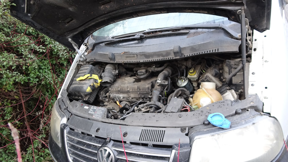 Fotografie motorového prostoru vozidla Volkswagen.