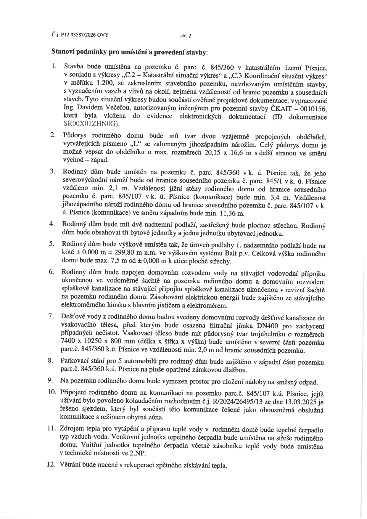Dokument 'Stanoví podmínky pro umístění a provedení stavby' (str. 2, č.j. P12 93587/2026 OVY). Obsahuje 12 bodů: 1. Umístění na pozemku č. parc. 845/360 v k.ú. Písnice dle výkresů Ing. Davida Večeře. 2. Půdorys ve tvaru 'L', max. rozměry 20,15 x 16,6 m. 3. Odstupové vzdálenosti od hranic pozemků (min. 2,1 m od parc. 845/1, min. 3,4 m a 11,36 m od parc. 845/107). 4. Dvě nadzemní podlaží, plochá střecha, 3 bytové jednotky a 1 ubytovací jednotka. 5. Výška: úroveň podlahy 299,80 m n.m., celková výška 7,5 m. 6. Napojení na inženýrské sítě (vodovod, kanalizace, elektřina). 7. Dešťová voda svedena do vsakovacího tělesa (trojúhelník 7400 x 10250 x 800 mm) s filtrační jímkou DN400. 8. Parkování pro 5 automobilů v západní části pozemku. 9. Prostor pro nádoby na směsný odpad. 10. Připojení na komunikaci parc.č. 845/107 (obytná zóna). 11. Vytápění tepelným čerpadlem vzduch-voda. 12. Nucené větrání s rekuperací.