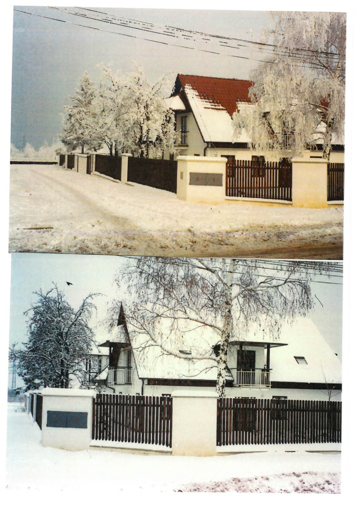 Dvě fotografie rodinného domu v zimním období. Dům je bílý s červenou střechou, obklopený dřevěným plotem s bílými zděnými sloupky. Na sloupku plotu je viditelná elektrická rozvodná skříň.