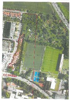 Situační výkres na ortofotomapě zobrazující vymezené území se šrafovanou plochou v lokalitě Praha-Střížkov v blízkosti sportovního areálu.