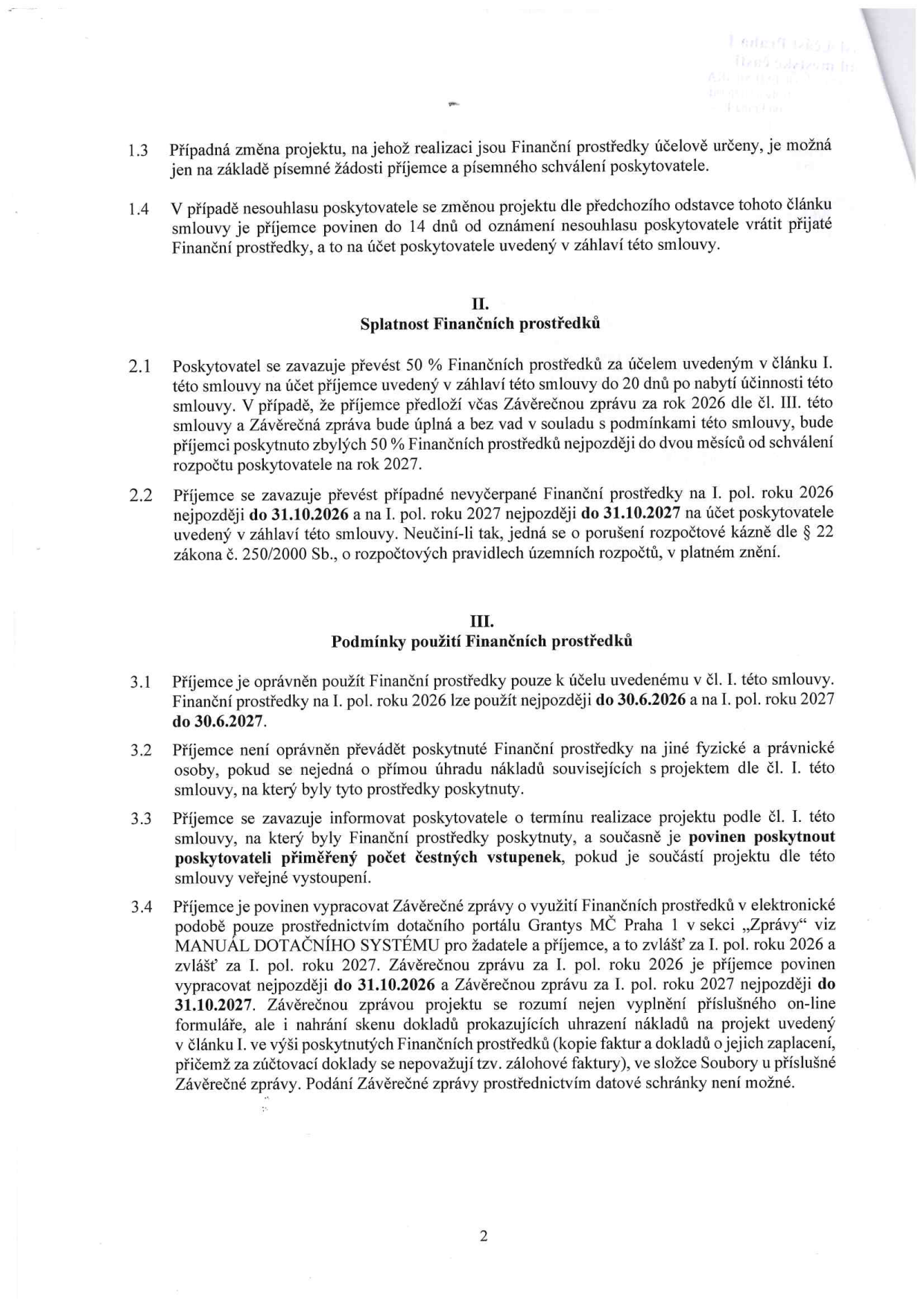 Strana 2 smlouvy o poskytnutí finančních prostředků. Obsahuje články: 1.3 a 1.4 (změna projektu), II. Splatnost finančních prostředků (2.1: převod 50 % do 20 dnů od účinnosti, zbytek do 2 měsíců od schválení závěrečné zprávy za rok 2027; 2.2: vrácení nevyčerpaných prostředků do 31.10.2026 a 31.10.2027), III. Podmínky použití finančních prostředků (3.1: termíny použití do 30.6.2026 a 30.6.2027; 3.2: zákaz převodu na jiné osoby; 3.3: povinnost informovat o termínech a poskytnout čestné vstupenky; 3.4: povinnost vypracovat závěrečné zprávy přes dotační portál Granty MČ Praha 1 do 31.10.2026 a 31.10.2027 včetně doložení dokladů o úhradě).
