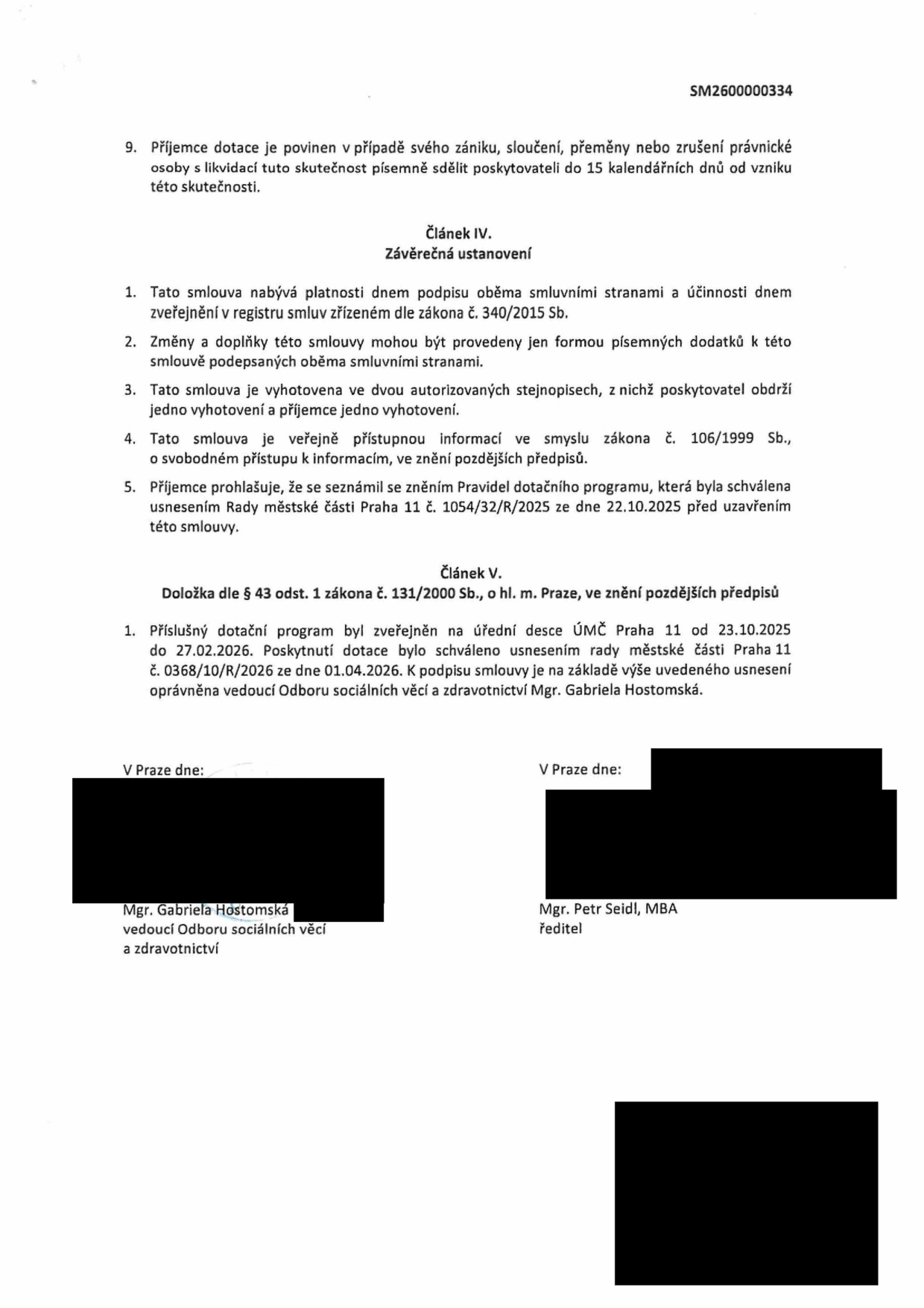 Závěrečná ustanovení smlouvy (číslo SM2600000334). Bod 9: Povinnost příjemce dotace oznámit zánik, sloučení, přeměnu či zrušení právnické osoby do 15 dnů. Článek IV: Smlouva nabývá platnosti podpisem a účinnosti zveřejněním v registru smluv (zákon č. 340/2015 Sb.). Změny pouze písemnými dodatky. Vyhotoveno ve dvou stejnopisech. Smlouva je veřejně přístupná dle zákona č. 106/1999 Sb. Příjemce se seznámil s Pravidly dotačního programu schválenými usnesením Rady MČ Praha 11 č. 1054/32/R/2025 ze dne 22.10.2025. Článek V: Doložka dle § 43 odst. 1 zákona č. 131/2000 Sb. Dotační program zveřejněn na úřední desce ÚMČ Praha 11 od 23.10.2025 do 27.02.2026. Poskytnutí dotace schváleno usnesením rady MČ Praha 11 č. 0368/10/R/2026 ze dne 01.04.2026. Za poskytovatele podepisuje Mgr. Gabriela Hostomská (vedoucí Odboru sociálních věcí a zdravotnictví), za příjemce Mgr. Petr Seidl, MBA (ředitel).