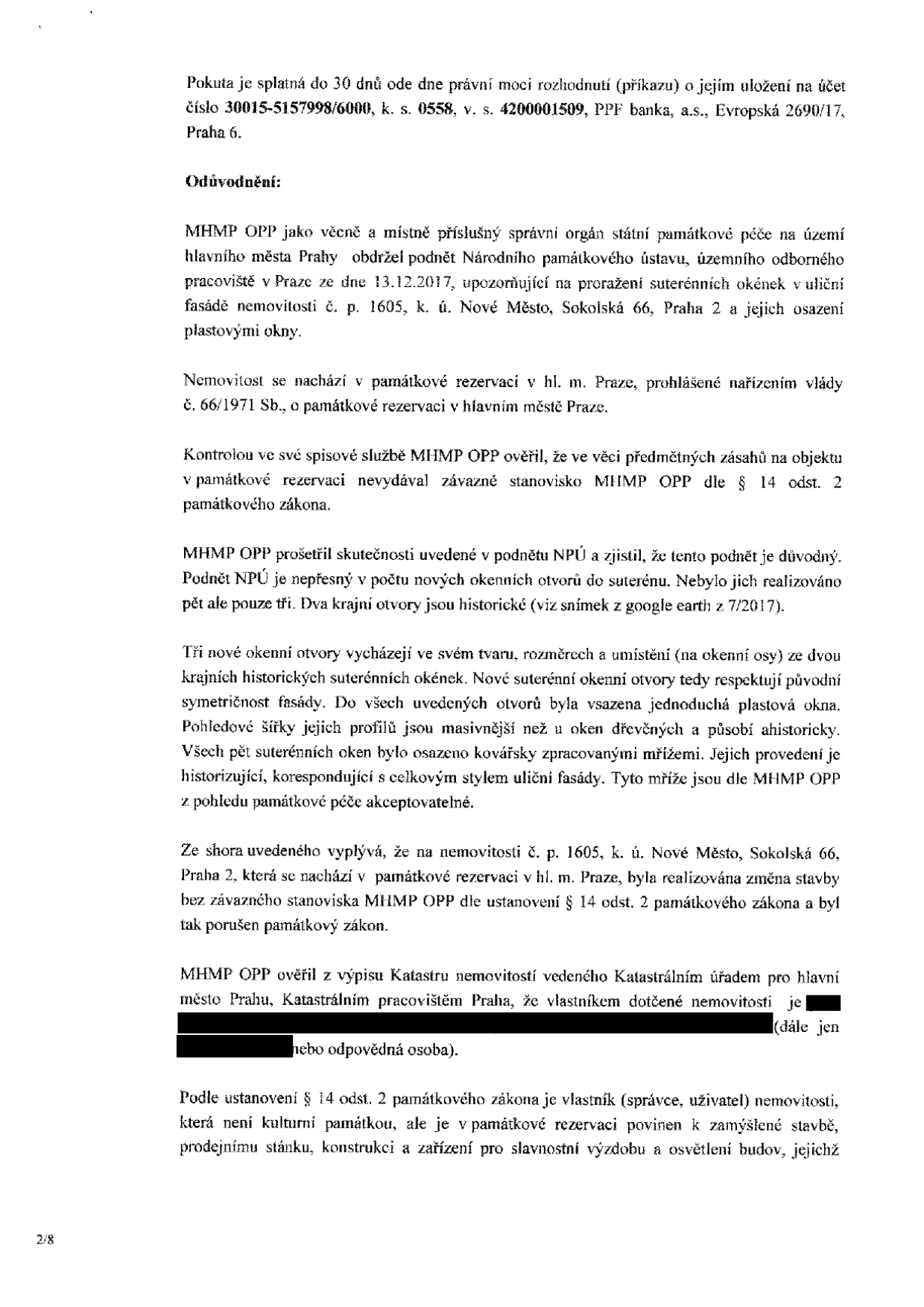 Úřední dokument (strana 2/8) obsahující odůvodnění rozhodnutí MHMP OPP ve věci nepovolených stavebních úprav (proražení suterénních oken) na nemovitosti č. p. 1605, k. ú. Nové Město, Sokolská 66, Praha 2. Dokument uvádí, že vlastník provedl změnu stavby bez závazného stanoviska MHMP OPP, čímž porušil památkový zákon. Zmíněno je podání Národního památkového ústavu ze dne 13.12.2017, kontrola historických oken a konstatování, že nová plastová okna a mříže jsou z pohledu památkové péče akceptovatelné, přestože chybělo povolení. Obsahuje platební údaje pro pokutu: č. ú. 30015-5157998/6000, k. s. 0558, v. s. 4200001509, PPF banka, a.s., Evropská 2690/17, Praha 6.