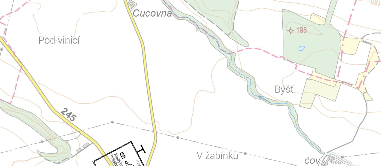 Výřez mapového podkladu zobrazující území v okolí obce Býšť s vyznačenou silnicí č. 245 a částí plánované stavby.