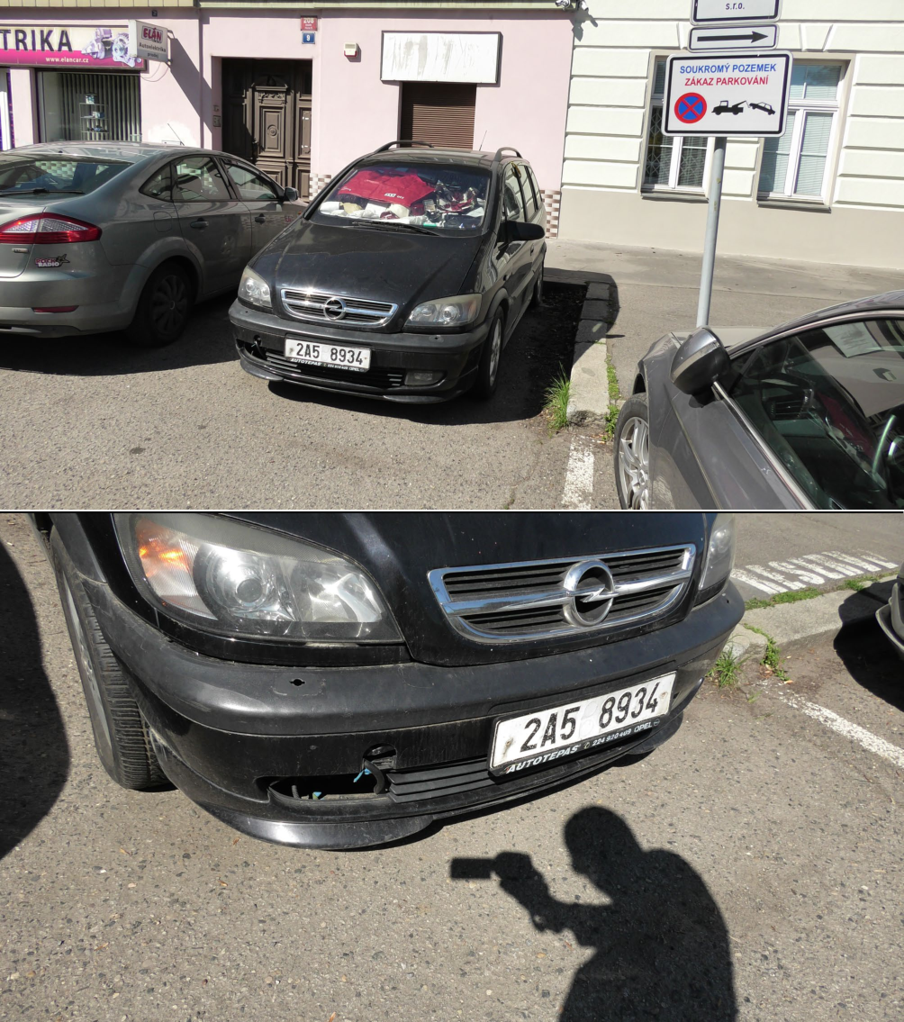 Fotografie zachycující parkování vozidla (Opel, registrační značka 2A5 8934) na soukromém pozemku se zákazem parkování. Na dopravní značce je text: 's.r.o.', šipka doprava, 'SOUKROMÝ POZE MEK', 'ZÁKAZ PARKOVÁNÍ' a symbol odtahové služby. Na budově v pozadí je nápis 'TRIKA' a 'ELÁN'.