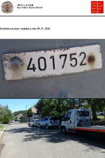 SPRÁVA SLUŽEB HLAVNÍHO MĚSTA PRAHY. Fotodokumentace vozidla ze dne 09. 07. 2026. Horní fotografie zachycuje identifikační tabulku s číslem 401752. Dolní fotogr…