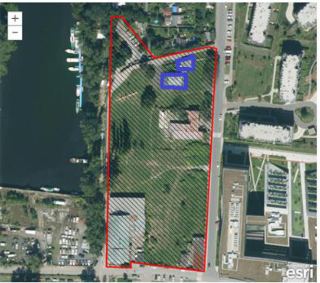Ortofoto mapa území s vyznačeným pozemkem (červený obrys se šrafováním) a dvěma menšími objekty (modré obrysy) v horní části. V pravém dolním rohu je logo 'pow…