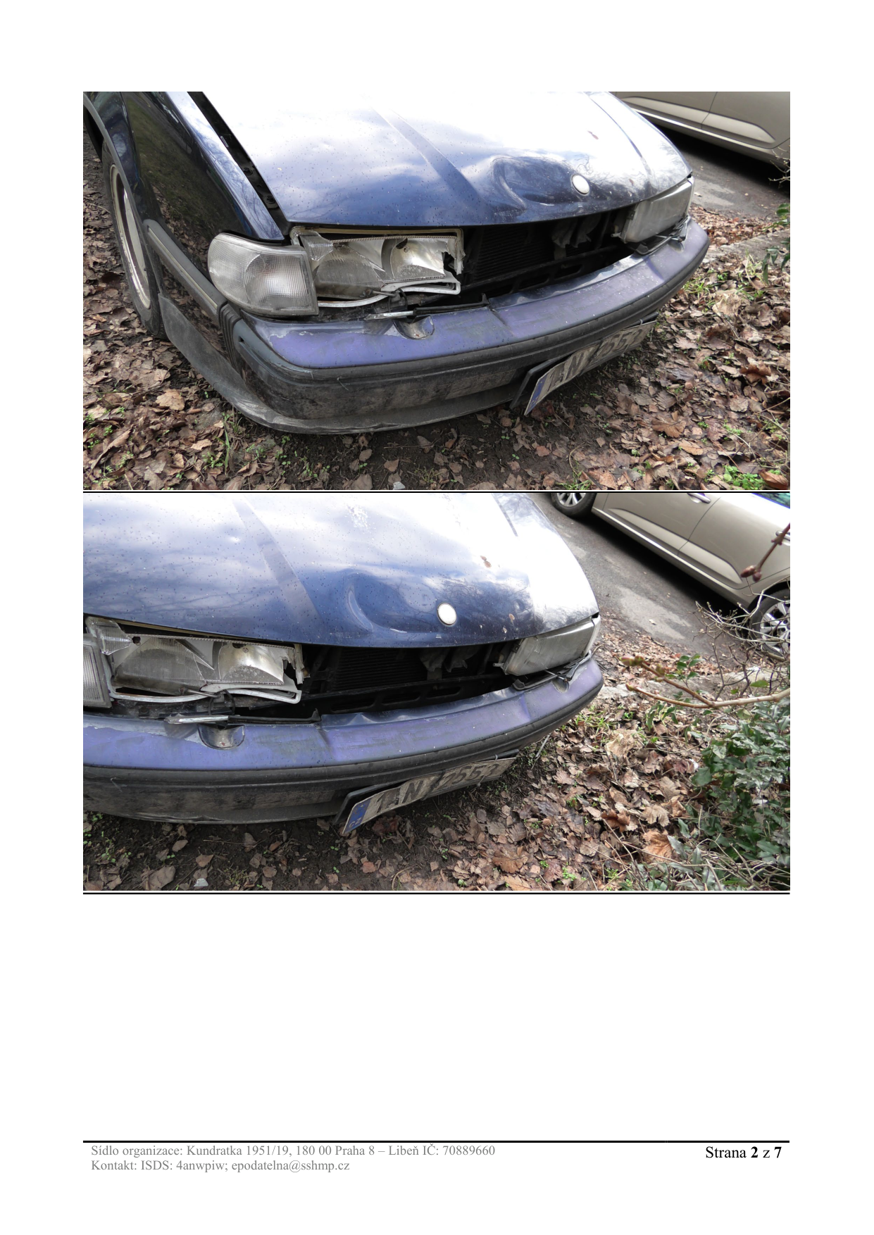 Fotografie poškozeného osobního automobilu jako součást dokumentace.