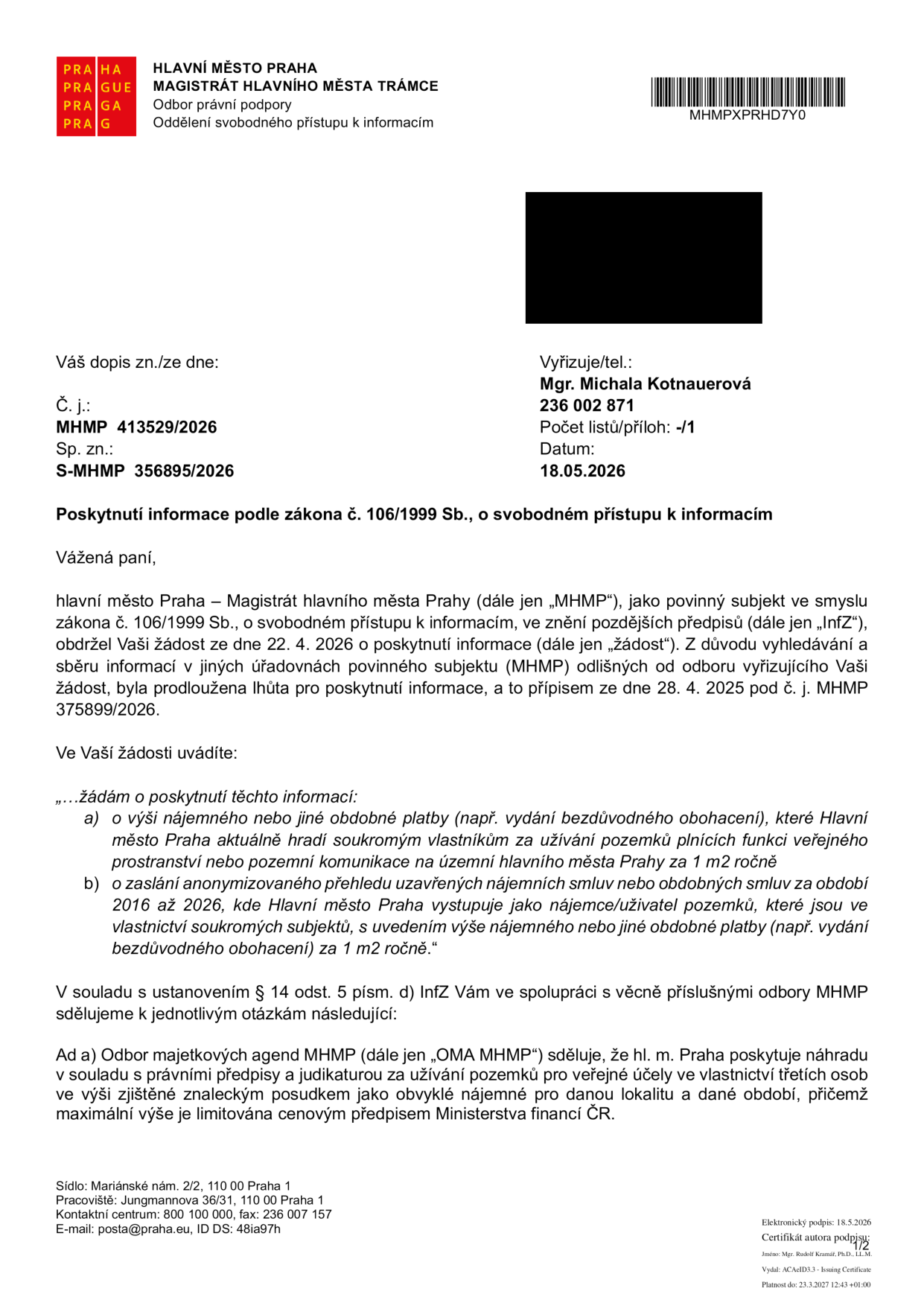 Úřední dokument Magistrátu hlavního města Prahy (MHMP) ze dne 18.05.2026, č. j. MHMP 413529/2026, sp. zn. S-MHMP 356895/2026. Předmětem je poskytnutí informace podle zákona č. 106/1999 Sb. na základě žádosti ze dne 22. 4. 2026. Žádost se týkala výše nájemného nebo jiných plateb (např. vydání bezdůvodného obohacení), které MHMP hradí vlastníkům pozemků plnících funkci veřejného prostranství nebo komunikace, a přehledu nájemních smluv za období 2016–2026. Odbor majetkových agend MHMP uvádí, že náhrada je poskytována v souladu s právními předpisy a judikaturou ve výši obvyklého nájemného dle znaleckého posudku, limitovaného cenovým předpisem Ministerstva financí ČR.