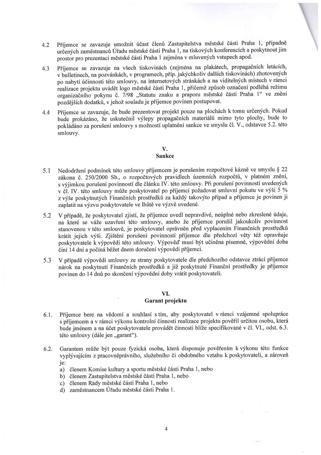 Text smlouvy, body 4.2 až 6.2. Obsahuje povinnosti příjemce (prezentace, označení logem, dodržování ploch), sankce za porušení podmínek (porušení rozpočtové kázně, smluvní pokuta 5 %, možnost výpovědi) a ustanovení o garantovi projektu (kdo může být garantem, např. člen komise, zastupitelstva, rady nebo zaměstnanec úřadu městské části Praha 1).