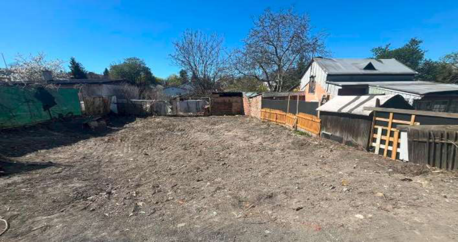 Fotografie pozemku určeného k výstavbě nebo stavebnímu řízení.