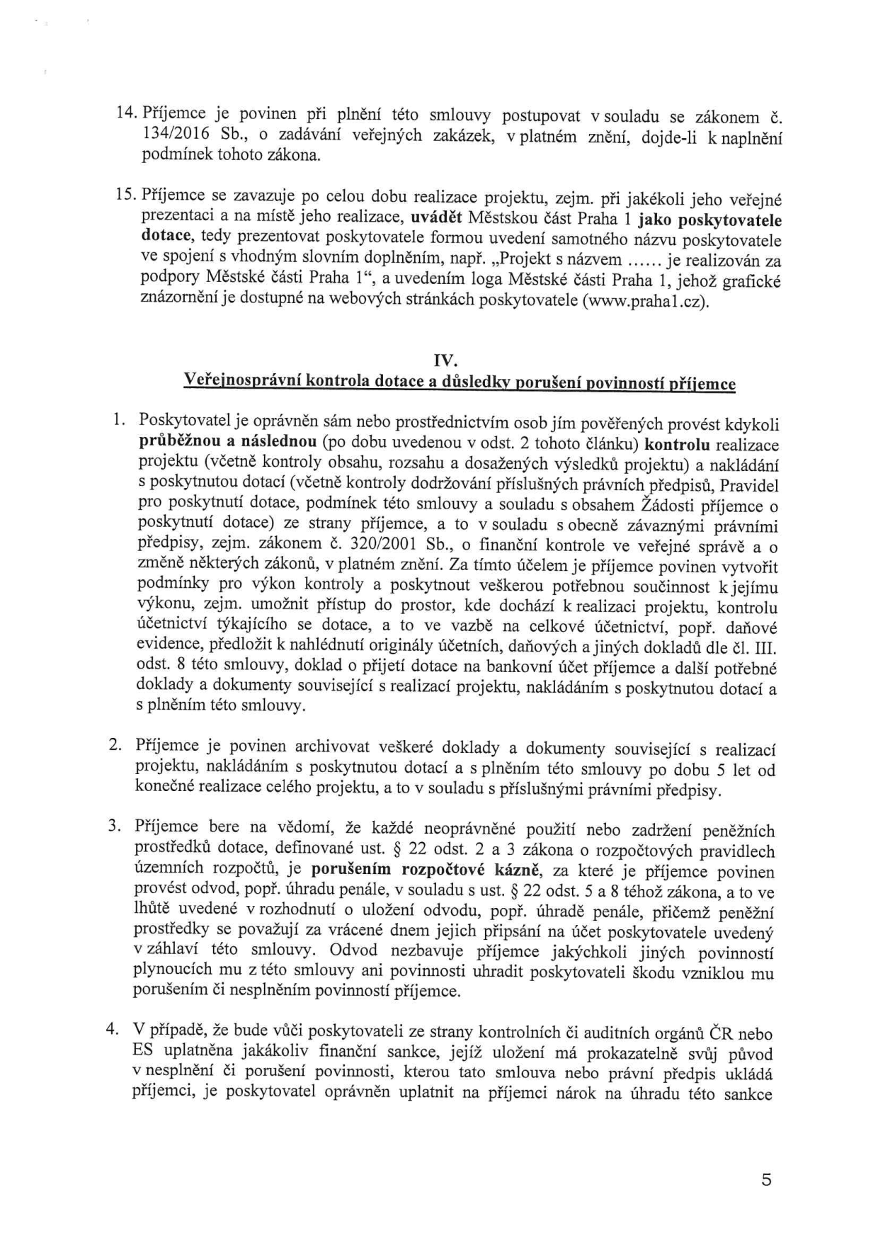 Text smlouvy o poskytnutí dotace, strana 5. Obsahuje body 14 a 15 týkající se povinností příjemce (dodržování zákona o zadávání veřejných zakázek, prezentace poskytovatele - Městská část Praha 1). Dále obsahuje oddíl IV. 'Veřejnosprávní kontrola dotace a důsledky porušení povinností příjemce' s body 1 až 4, které definují právo poskytovatele na kontrolu, povinnost příjemce archivovat dokumenty po dobu 5 let, následky neoprávněného použití dotace (porušení rozpočtové kázně dle zákona č. 320/2001 Sb. a zákona o rozpočtových pravidlech územních rozpočtů) a možnost vymáhání finančních sankcí uložených kontrolními orgány.