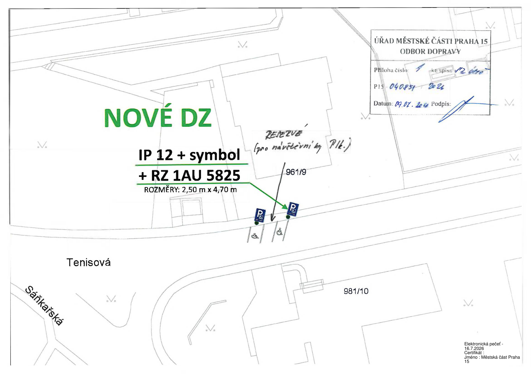 Situační nákres dopravního značení (NOVÉ DZ) před budovou na parcele č. 961/9. Plán zahrnuje instalaci dopravní značky IP 12 s dodatkovou tabulkou s registrační značkou 1AU 5825 a vyhrazeným parkovacím místem o rozměrech 2,50 m x 4,70 m. Dále je vyznačeno parkovací místo pro návštěvníky (REZERVE pro návštěvníky Plk.) a dvě parkovací místa pro invalidy (symbol vozíčkáře). Dokument obsahuje razítko ÚŘAD MĚSTSKÉ ČÁSTI PRAHA 15, ODBOR DOPRAVY, datum 09.07.2024 a elektronickou pečeť platnou do 16.7.2026.
