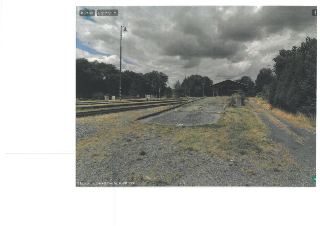 Fotografie pozemku s železniční tratí a nástupištěm. V pravém dolním rohu je text: © Seznam.cz, a.s., Cyklomapa, Technology AM, 25. 7. 2023.