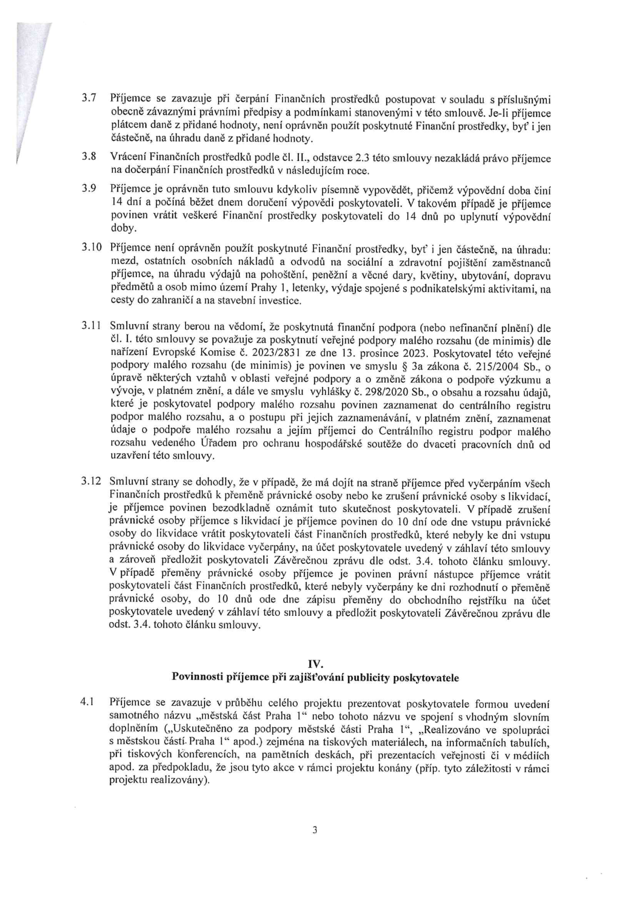 Strana 3 smlouvy obsahující body 3.7 až 4.1. Body 3.7-3.10 definují pravidla pro nakládání s finančními prostředky (zákaz úhrady DPH, vracení prostředků, výpovědní lhůta, neuznatelné náklady jako mzdy, pohoštění, dary, cesty mimo Prahu 1 atd.). Bod 3.11 specifikuje, že podpora je poskytována jako veřejná podpora malého rozsahu (de minimis) dle nařízení EU č. 2023/2831. Bod 3.12 řeší postup v případě zrušení nebo přeměny právnické osoby příjemce. Článek IV, bod 4.1, stanovuje povinnost příjemce prezentovat poskytovatele (městská část Praha 1) v rámci projektu (např. na tiskových materiálech, v médiích).