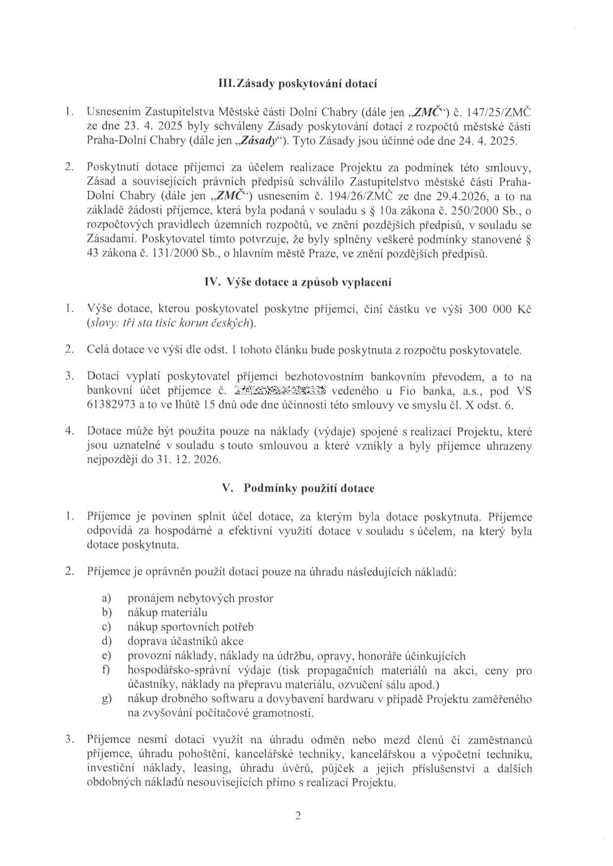 Strana 2 smlouvy o poskytnutí dotace. Obsahuje části: III. Zásady poskytování dotací (odkazy na usnesení ZMČ č. 147/25/ZMČ ze dne 23. 4. 2025 a 194/26/ZMČ ze dne 29. 4. 2026), IV. Výše dotace a způsob vyplácení (částka 300 000 Kč, výplata na účet u Fio banky, VS 61382973, termín uznatelných nákladů do 31. 12. 2026) a V. Podmínky použití dotace (seznam uznatelných nákladů a výčet nákladů, na které dotaci nelze použít).