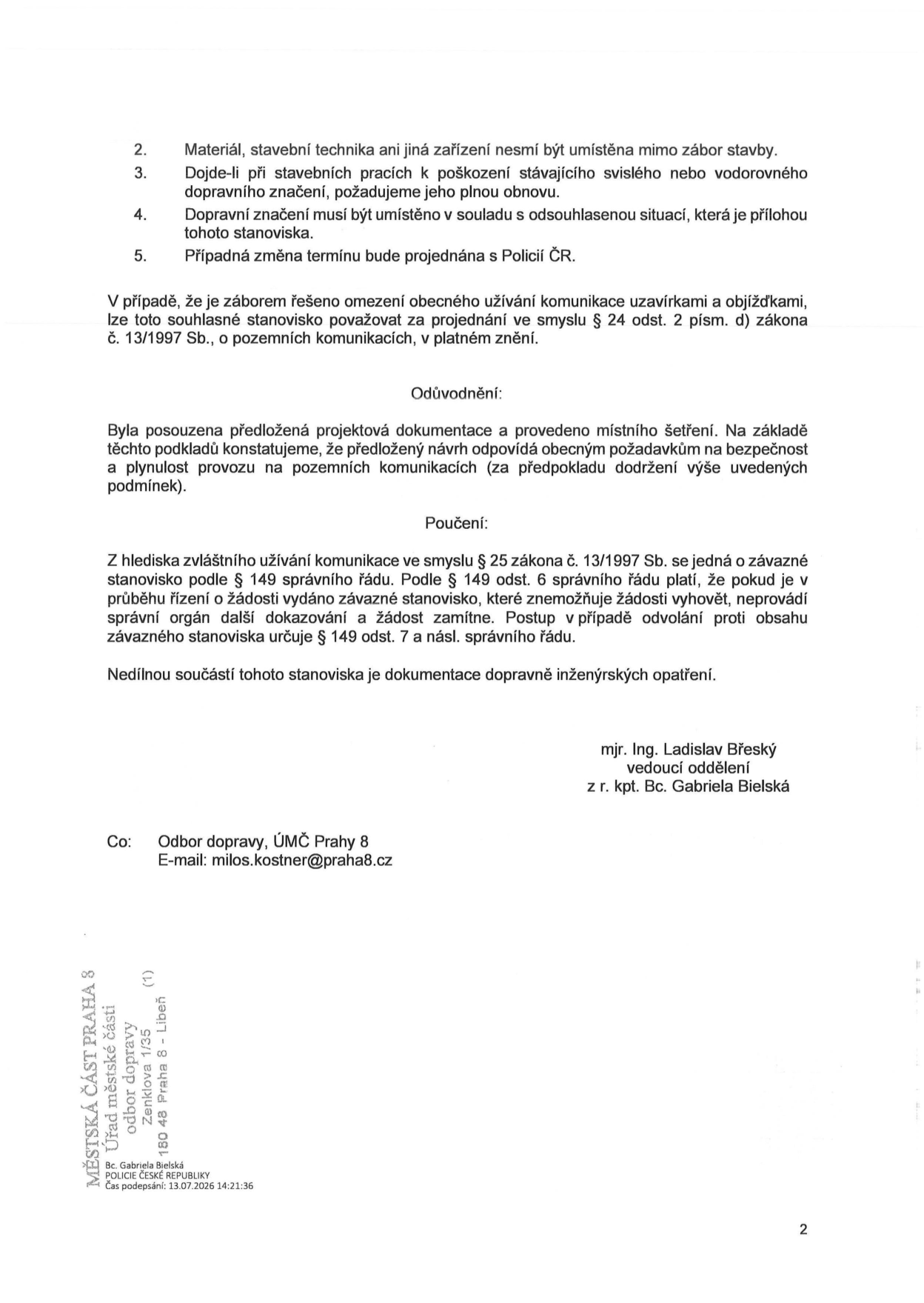 Druhá strana úředního rozhodnutí (závazného stanoviska) Policie ČR. Obsahuje body 2-5: 2. Materiál a technika nesmí být mimo zábor. 3. Při poškození značení je nutná obnova. 4. Značení musí být v souladu se schválenou situací. 5. Změna termínu se projednává s Policií ČR. Dále text o souladu se zákonem č. 13/1997 Sb., odůvodnění, poučení o odvolání dle správního řádu, podpis mjr. Ing. Ladislava Břeského (v zastoupení kpt. Bc. Gabrielou Bielskou), kontakt na Odbor dopravy ÚMČ Praha 8 (milos.kostner@praha8.cz) a razítko úřadu s adresou Zenklova 1/35, Praha 8 - Libeň, datum podpisu 13.07.2026.