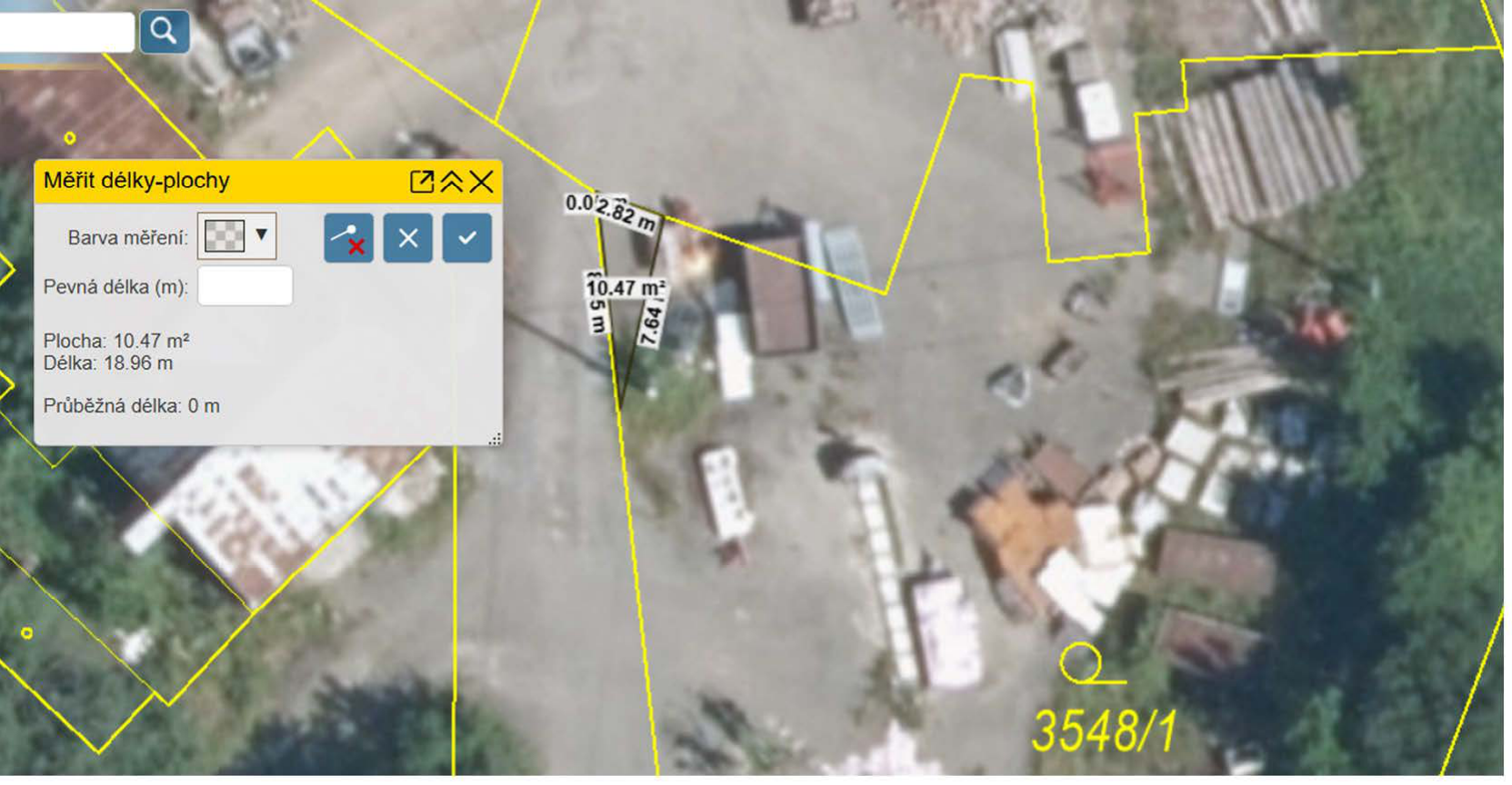 Výřez z katastrální mapy s ortofotomapou, parcela č. 3548/1. Nástroj pro měření plochy zobrazuje naměřené hodnoty: plocha 10,47 m², délka 18,96 m. V mapě jsou vyznačeny dílčí rozměry měřeného úseku: 2,82 m, 5 m a 7,64 m.