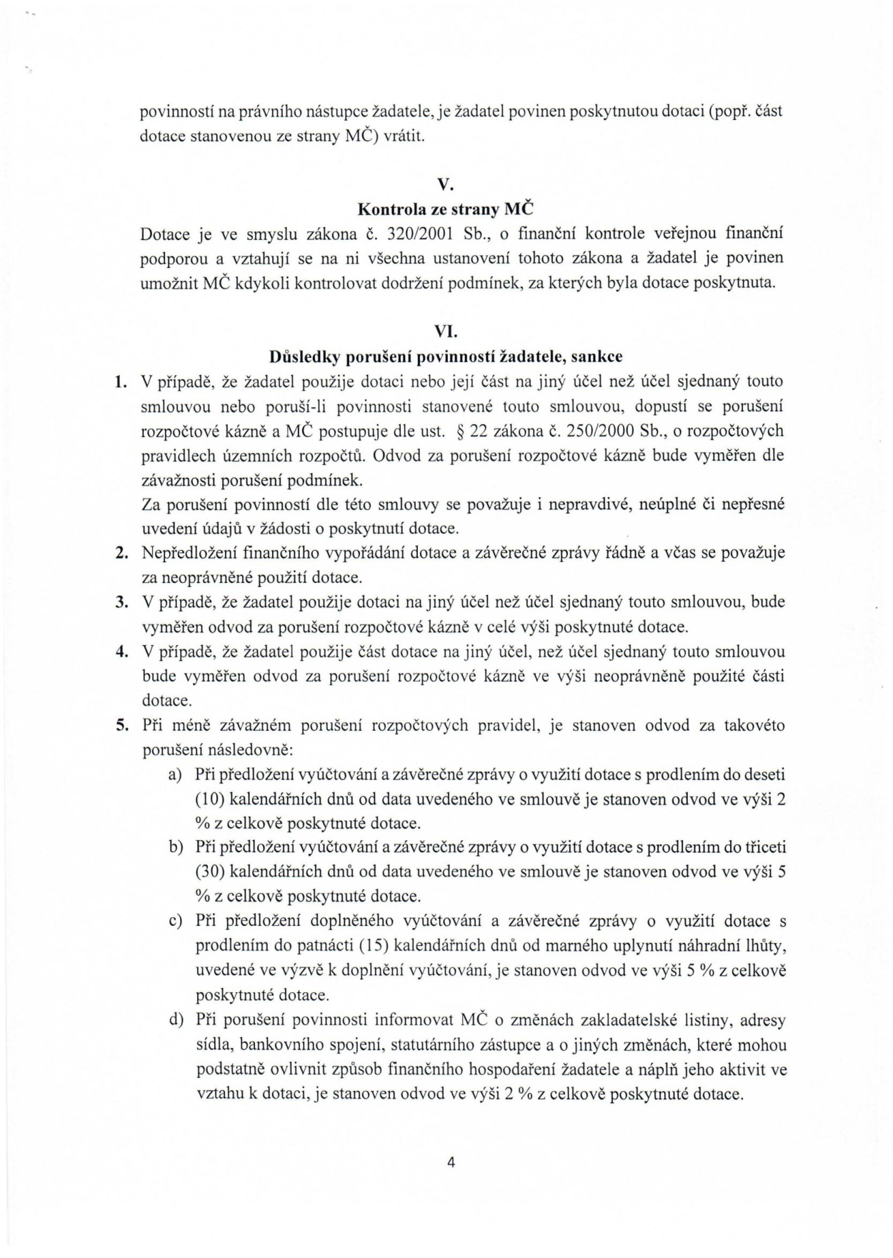 Strana 4 smlouvy o poskytnutí dotace. Obsahuje sekce: V. Kontrola ze strany MČ (dotace podléhá zákonu č. 320/2001 Sb. o finanční kontrole) a VI. Důsledky porušení povinností žadatele, sankce. Detailně jsou popsány sankce za porušení rozpočtové kázně, neoprávněné použití dotace a konkrétní procentuální odvody za prodlení při předkládání vyúčtování (2 % za prodlení do 10 dnů, 5 % za prodlení do 30 dnů, 5 % za nedoplnění vyúčtování) a za neoznámení změn údajů (2 %).
