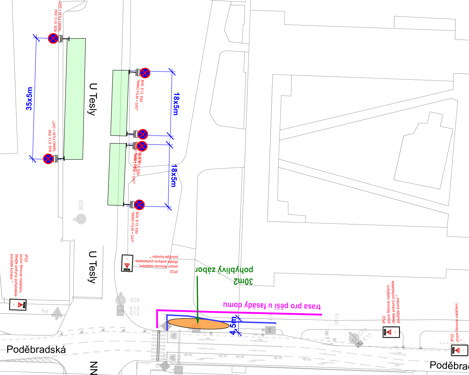 Situační nákres dopravního značení a záboru pro filmování v ulici U Tesly a Poděbradská. Plán obsahuje: vyznačený 'pohyblivý zábor' o ploše 30m2, 'trasa pro pěší u fasády domu' o šířce 4,5m, parkovací plochy s rozměry 18x5m a 35x5m označené značkami B28, E13, E8d 'MIMO FILM + DAT'. Dále jsou v plánu rozmístěny výstražné značky IP22 s textem 'pozor filmové natáčení, dbejte pokynů pořadatele, použijte koridor'.