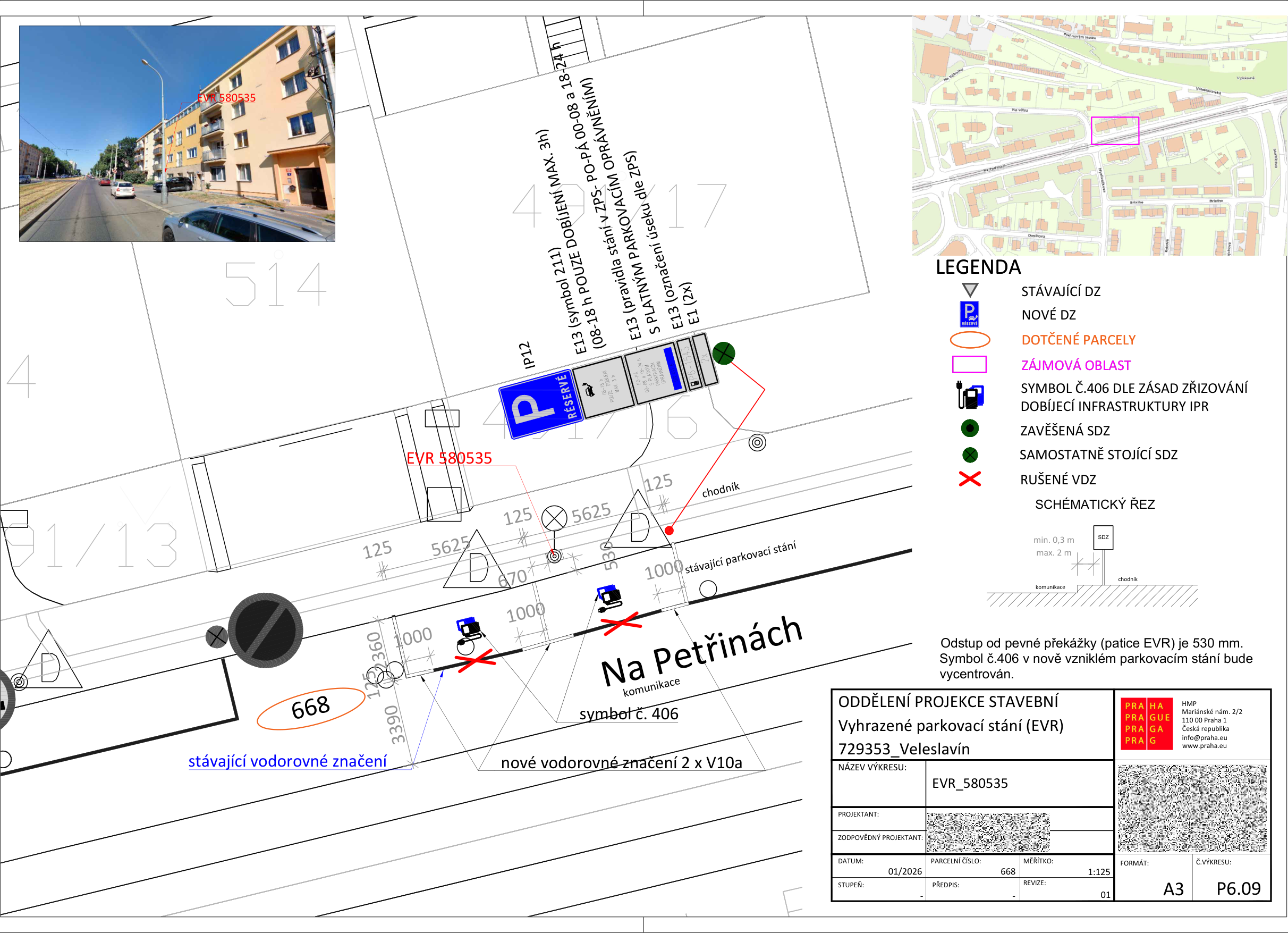 Projektová dokumentace pro vyhrazené parkovací stání (EVR) 580535 v ulici Na Petřinách, Praha. Dokument obsahuje situační nákres úpravy parkovacího místa, včetně instalace dobíjecí infrastruktury (symbol č. 406). Legenda: stávající DZ, nové DZ, dotčené parcely, zájmová oblast, symbol č. 406 zásad zřizování dobíjecí infrastruktury IPR, zavěšená SDZ, samostatně stojící SDZ, rušené VDZ. Technické detaily: odstup od pevné překážky (patice EVR) je 530 mm, symbol č. 406 bude vycentrován. Dopravní značení: IP12 s dodatkovými tabulkami E13 (pouze dobíjení max. 3h, 08-18 h, Po-Pá 00-08 a 18-24 h) a E13 (s platným parkovacím oprávněním). Datum projektu: 01/2026, parcelní číslo: 668, měřítko: 1:125, formát: A3, číslo výkresu: P6.09.