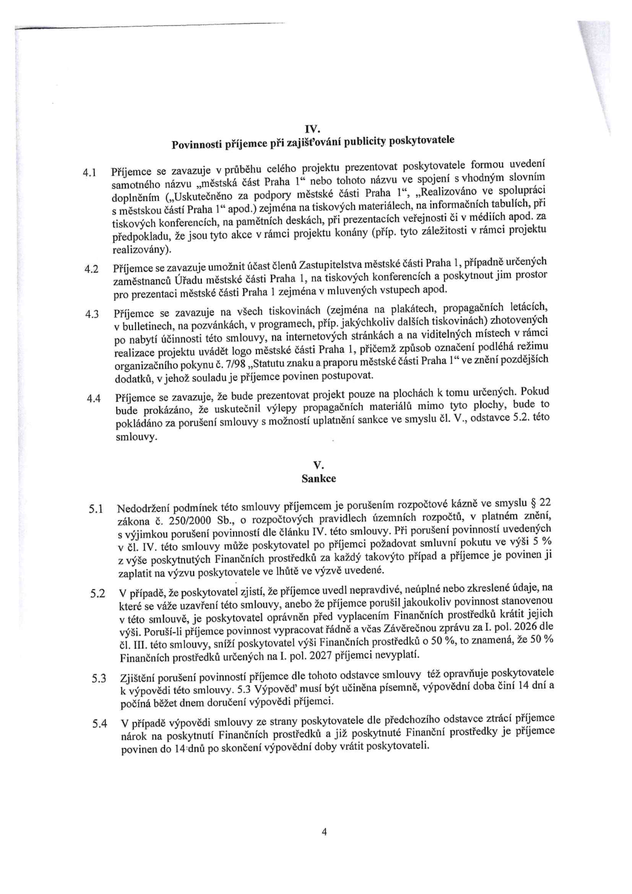 Část smlouvy obsahující články IV. a V. Článek IV. 'Povinnosti příjemce při zajišťování publicity poskytovatele' specifikuje povinnost uvádět název 'městská část Praha 1', umožnit účast zástupců městské části na akcích, používat logo městské části a umísťovat propagační materiály pouze na určených plochách. Článek V. 'Sankce' definuje následky porušení smlouvy, včetně porušení rozpočtové kázně dle zákona č. 250/2000 Sb., možnost uložení smluvní pokuty ve výši 5 % z poskytnutých prostředků, krácení dotace o 50 % při uvedení nepravdivých údajů nebo porušení povinností, a podmínky pro výpověď smlouvy s výpovědní lhůtou 14 dní.